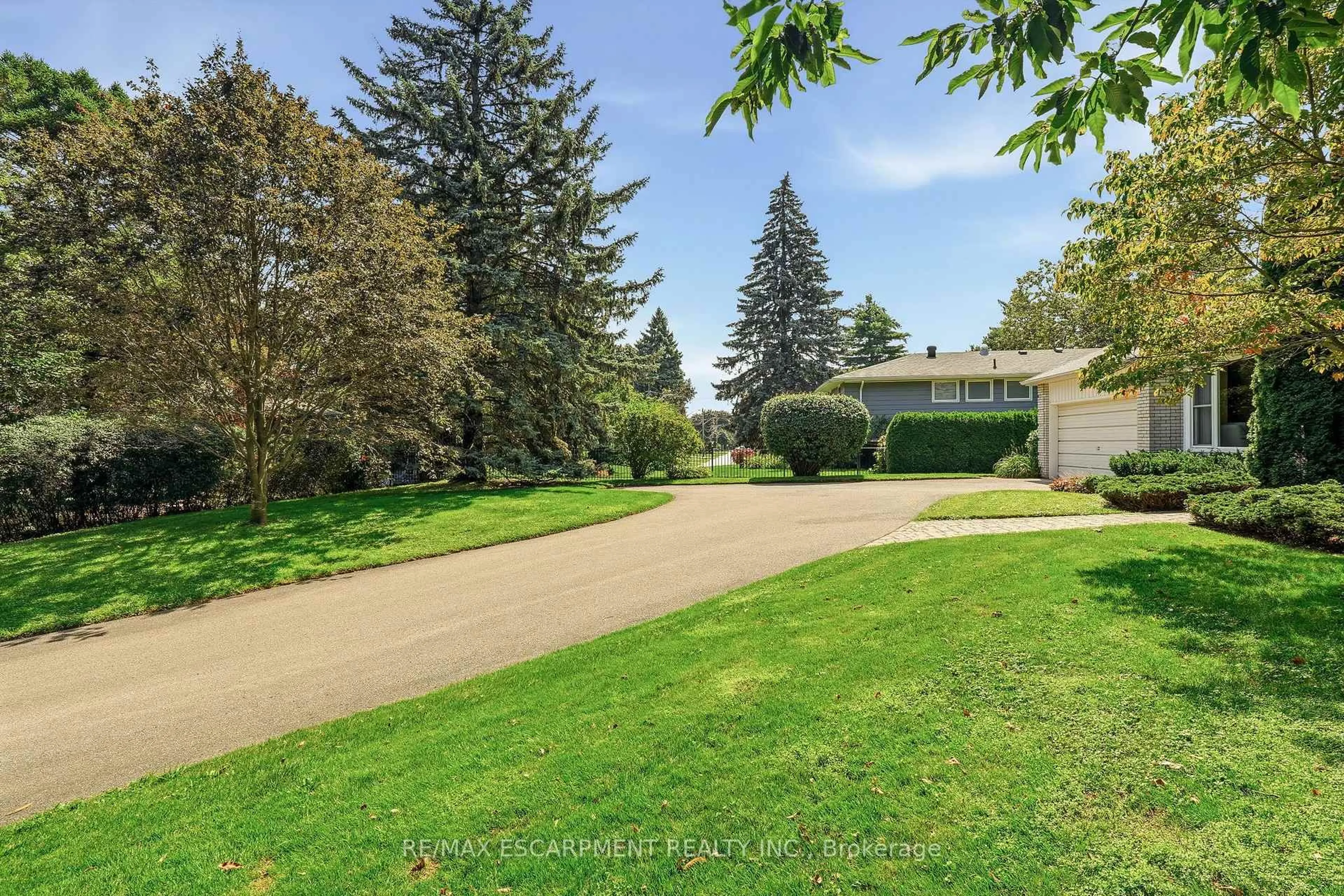 A pic from outside/outdoor area/front of a property/back of a property/a pic from drone, street for 359 Lark Ave, Burlington Ontario L7T 2T1
