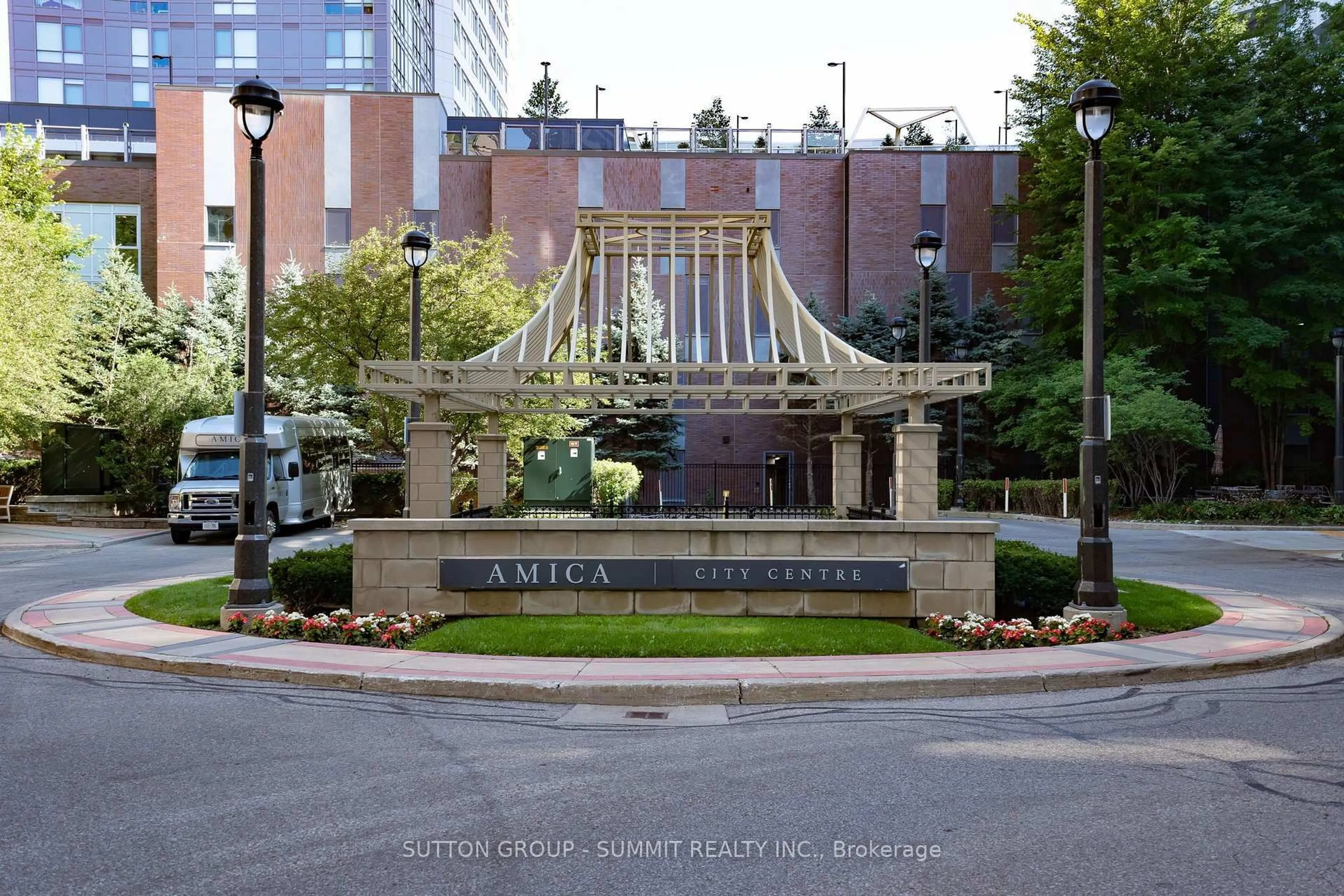 Indoor foyer for 350 PRINCESS ROYAL Dr #1505, Mississauga Ontario L5B 4N1