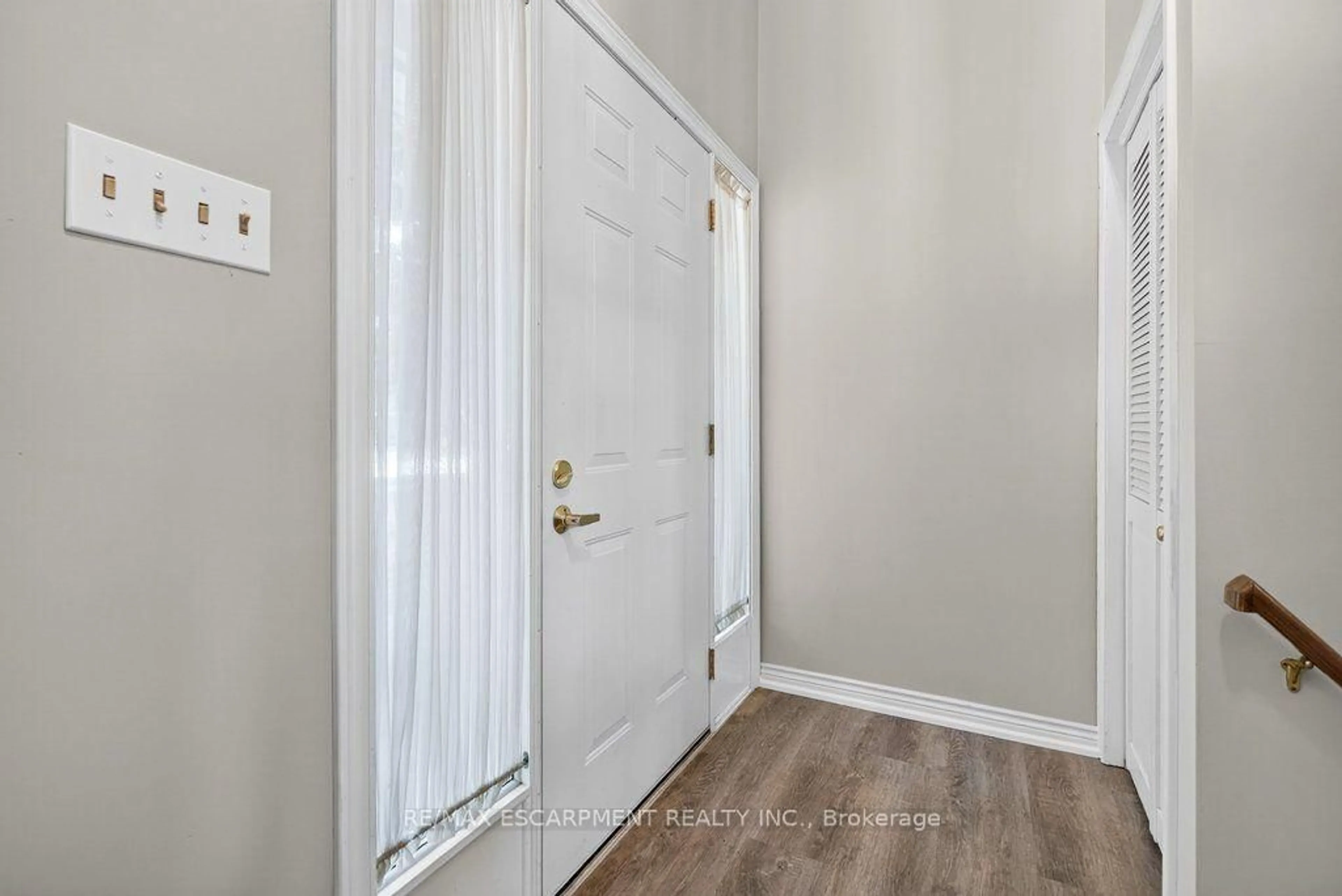 Indoor entryway for 2148 Kerns Rd, Burlington Ontario L7P 2W3