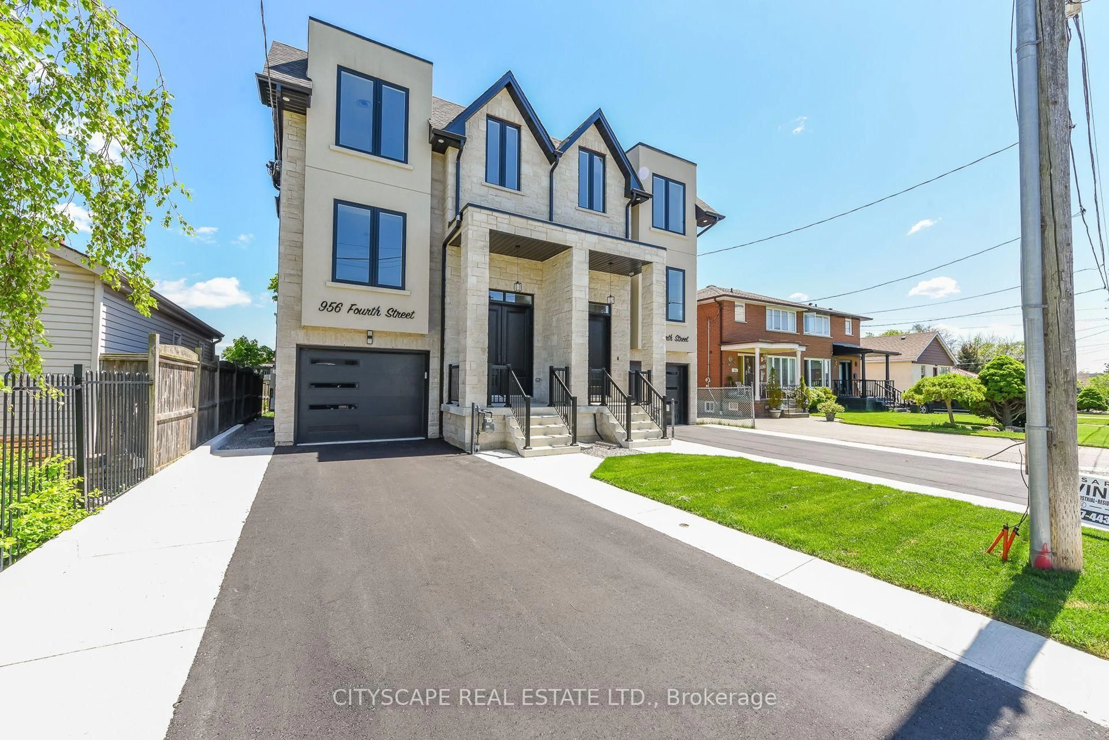 Home with brick exterior material, street for 954 Fourth St, Mississauga Ontario L5E 1J9