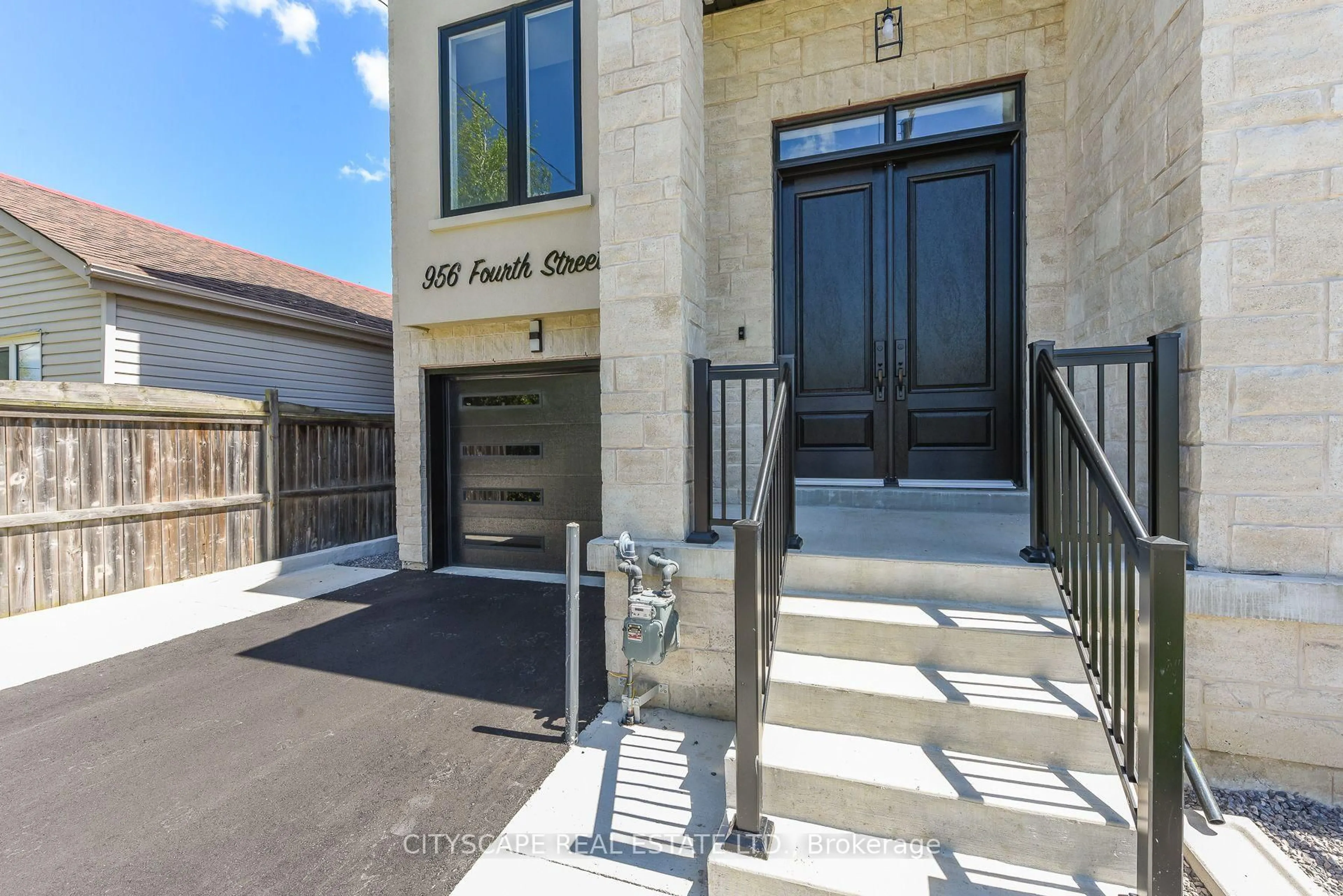 Unknown for 954 Fourth St, Mississauga Ontario L5E 1J9