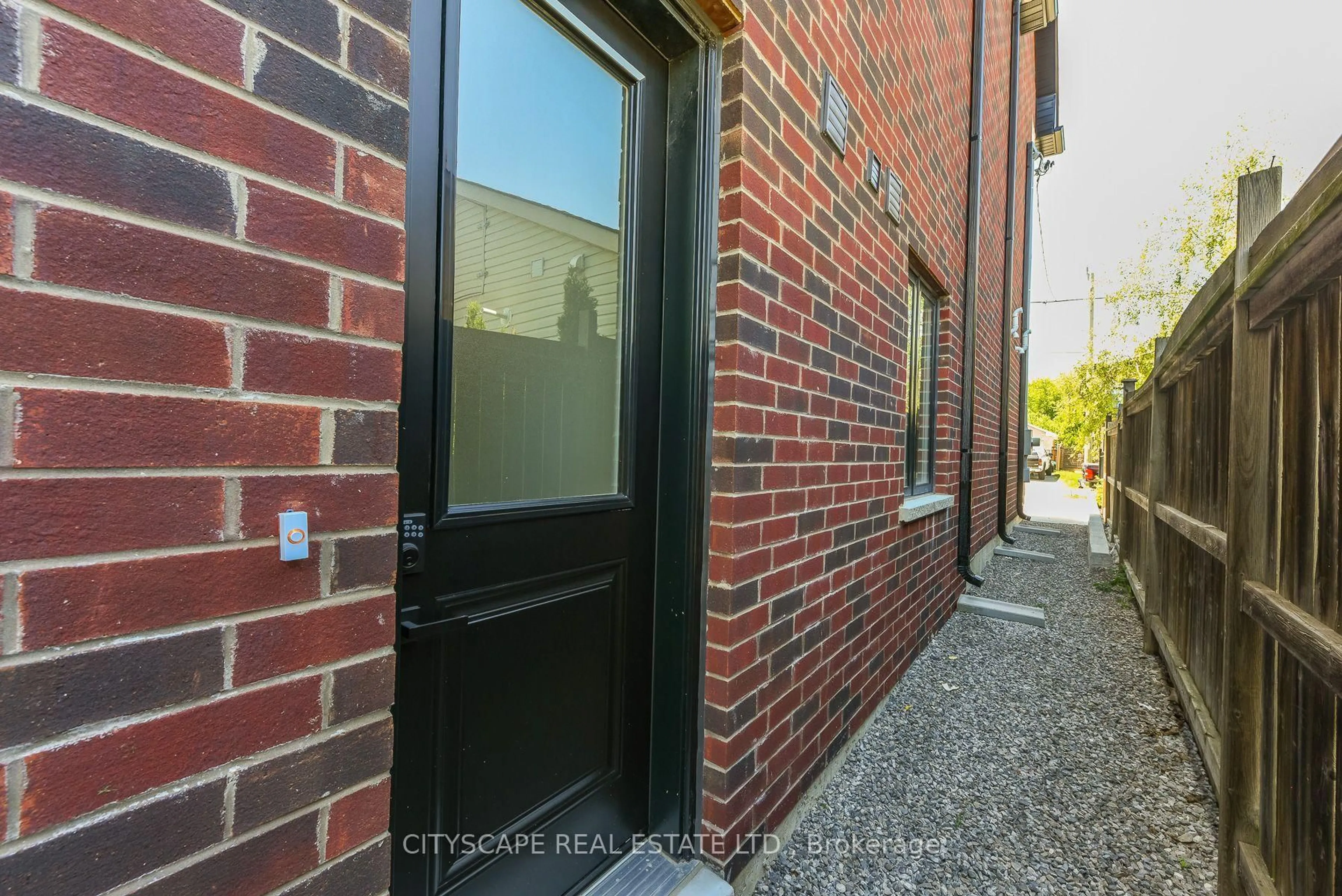 Unknown for 954 Fourth St, Mississauga Ontario L5E 1J9