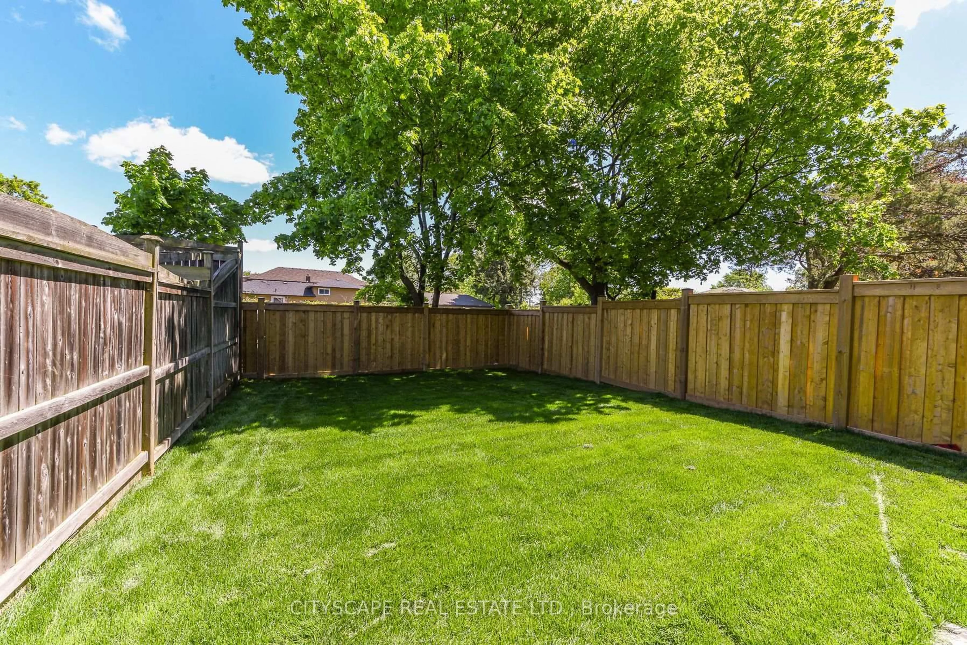 Patio, street for 954 Fourth St, Mississauga Ontario L5E 1J9
