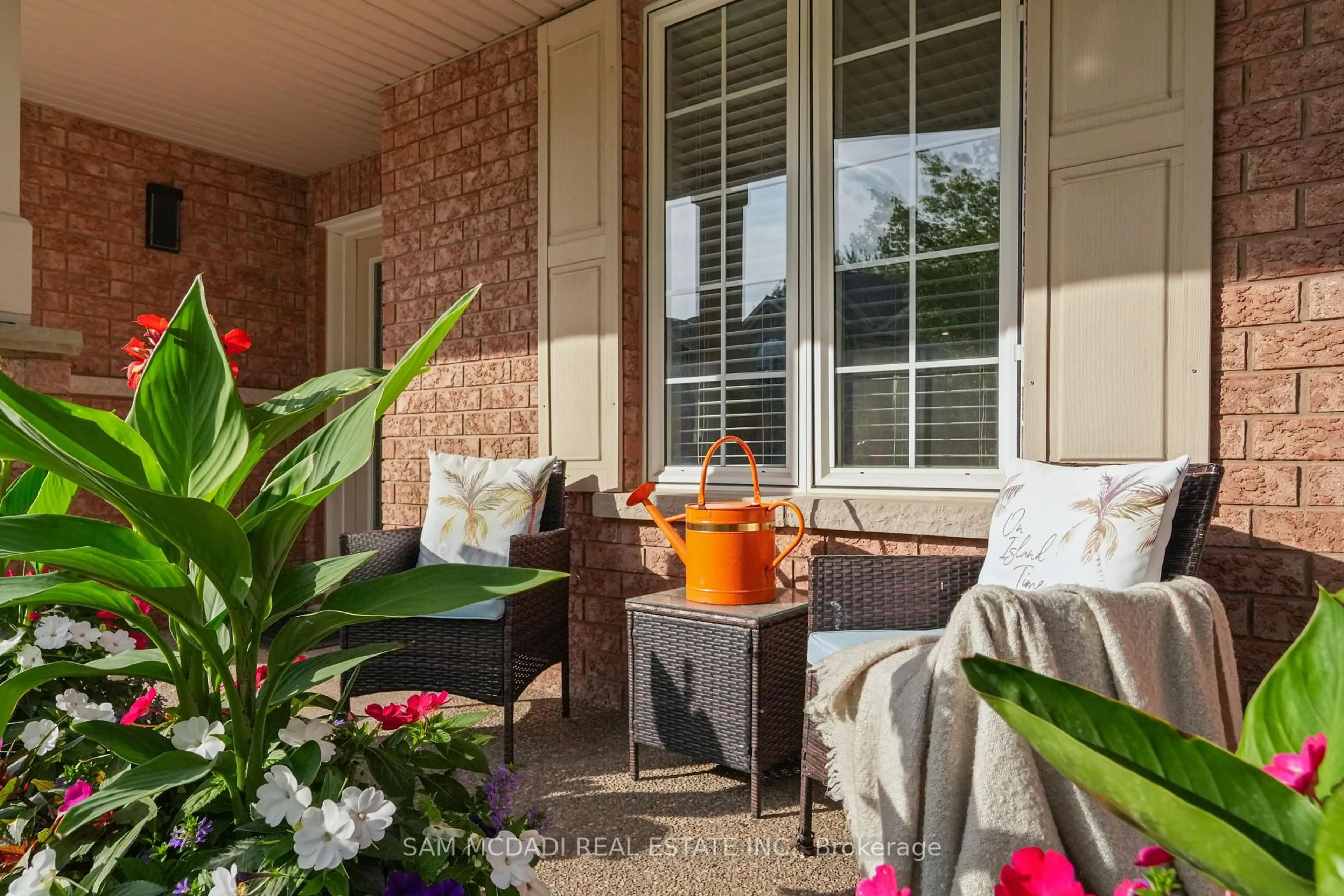 Patio, street for 2191 Coldwater St, Burlington Ontario L7L 7K2