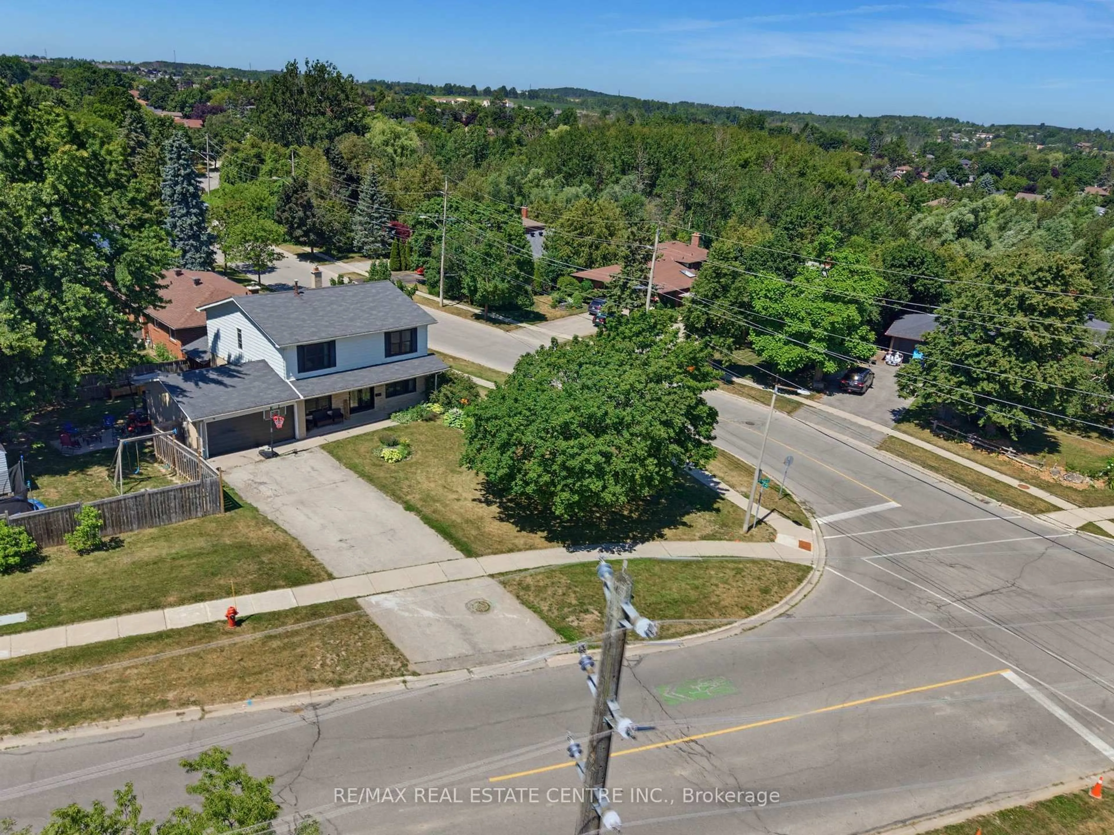 A pic from outside/outdoor area/front of a property/back of a property/a pic from drone, street for 39 Amelia St, Orangeville Ontario L9W 3K7