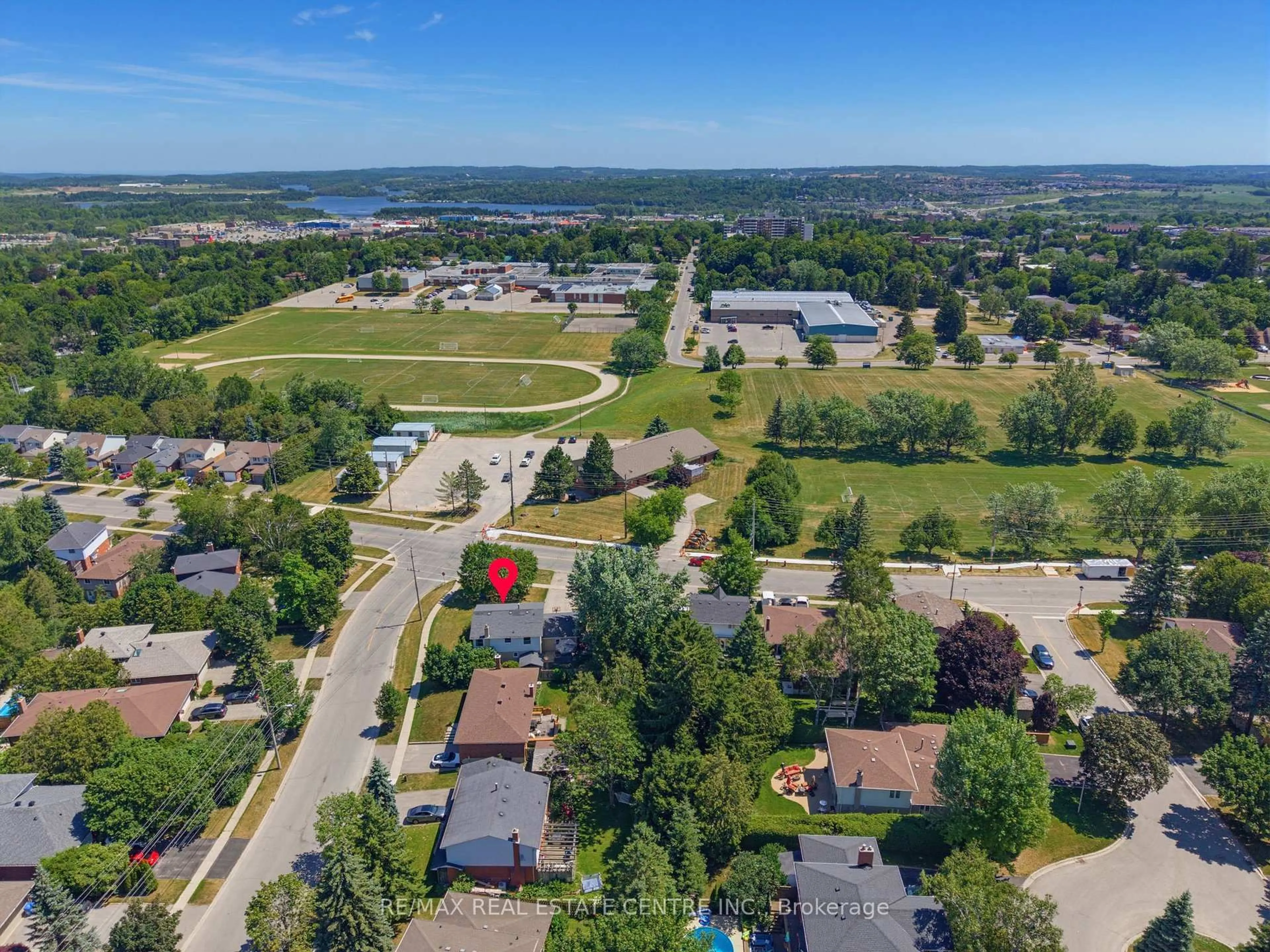 A pic from outside/outdoor area/front of a property/back of a property/a pic from drone, water/lake/river/ocean view for 39 Amelia St, Orangeville Ontario L9W 3K7
