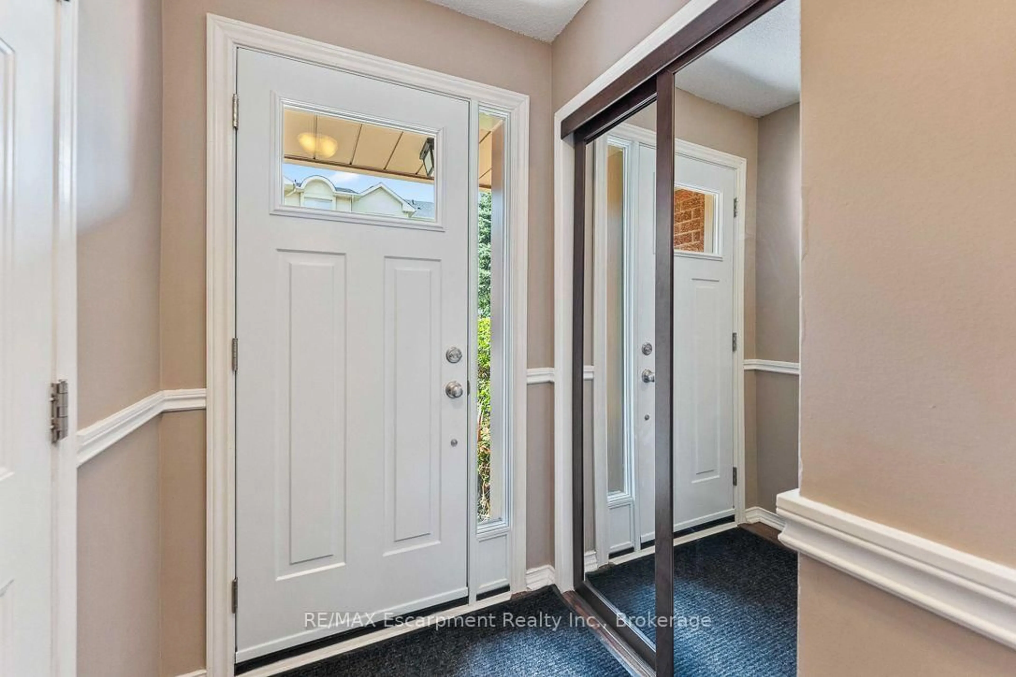 Indoor entryway for 1500 Reeves Gate #1, Oakville Ontario L6M 3J4