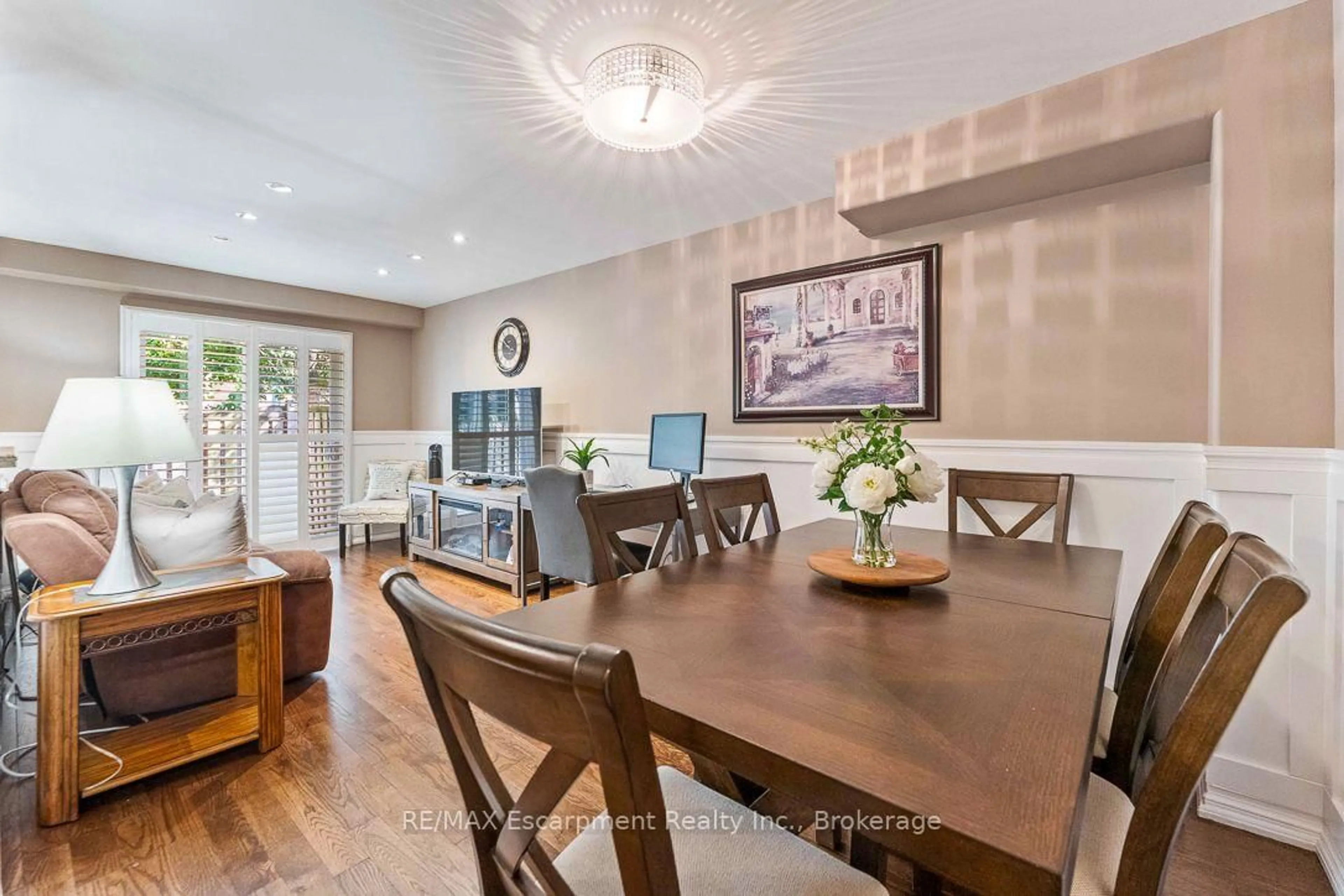 Dining room, wood/laminate floor for 1500 Reeves Gate #1, Oakville Ontario L6M 3J4