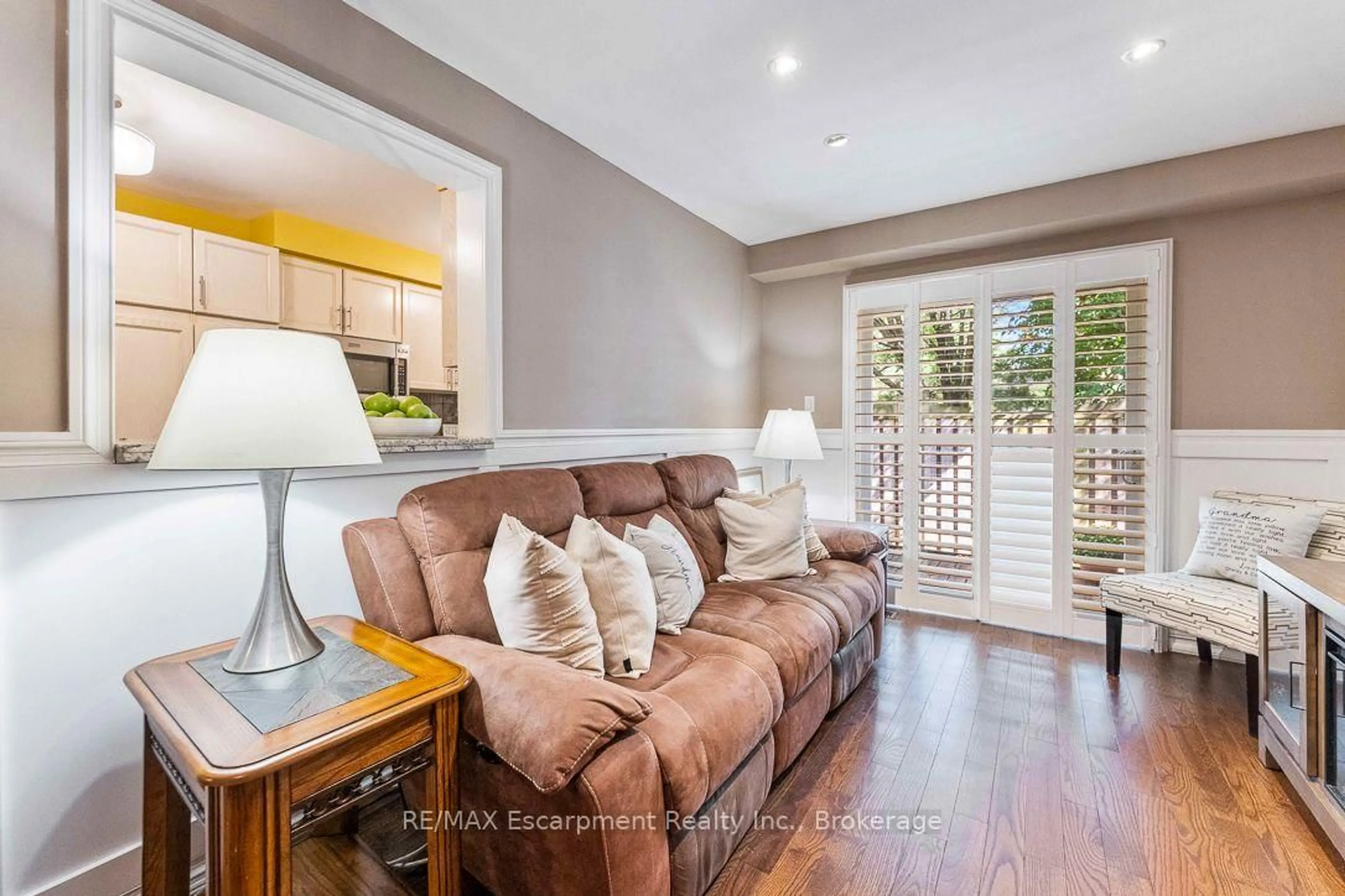 Living room with furniture, wood/laminate floor for 1500 Reeves Gate #1, Oakville Ontario L6M 3J4