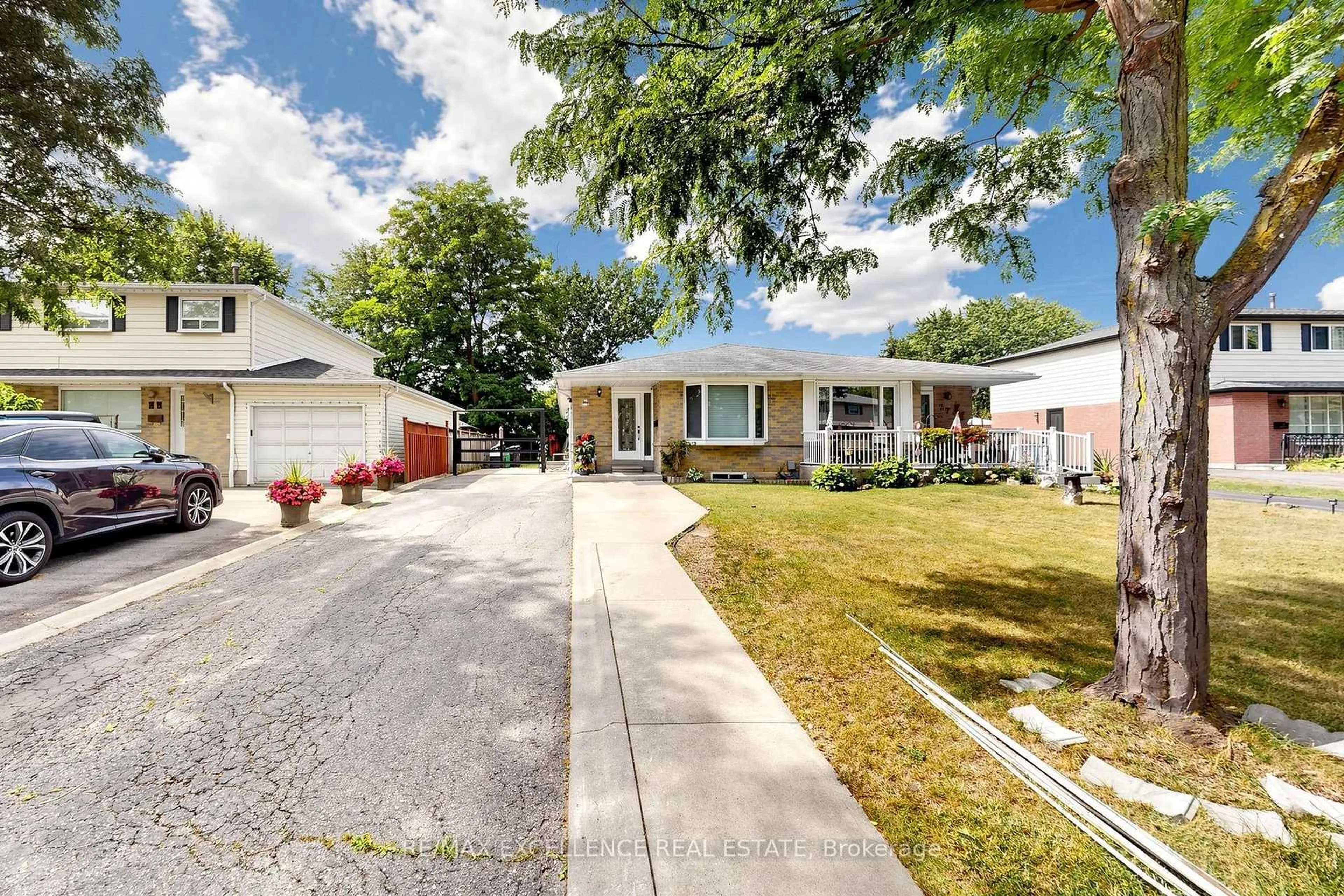 A pic from outside/outdoor area/front of a property/back of a property/a pic from drone, street for 25 Graymar Rd, Brampton Ontario L6S 1Z7