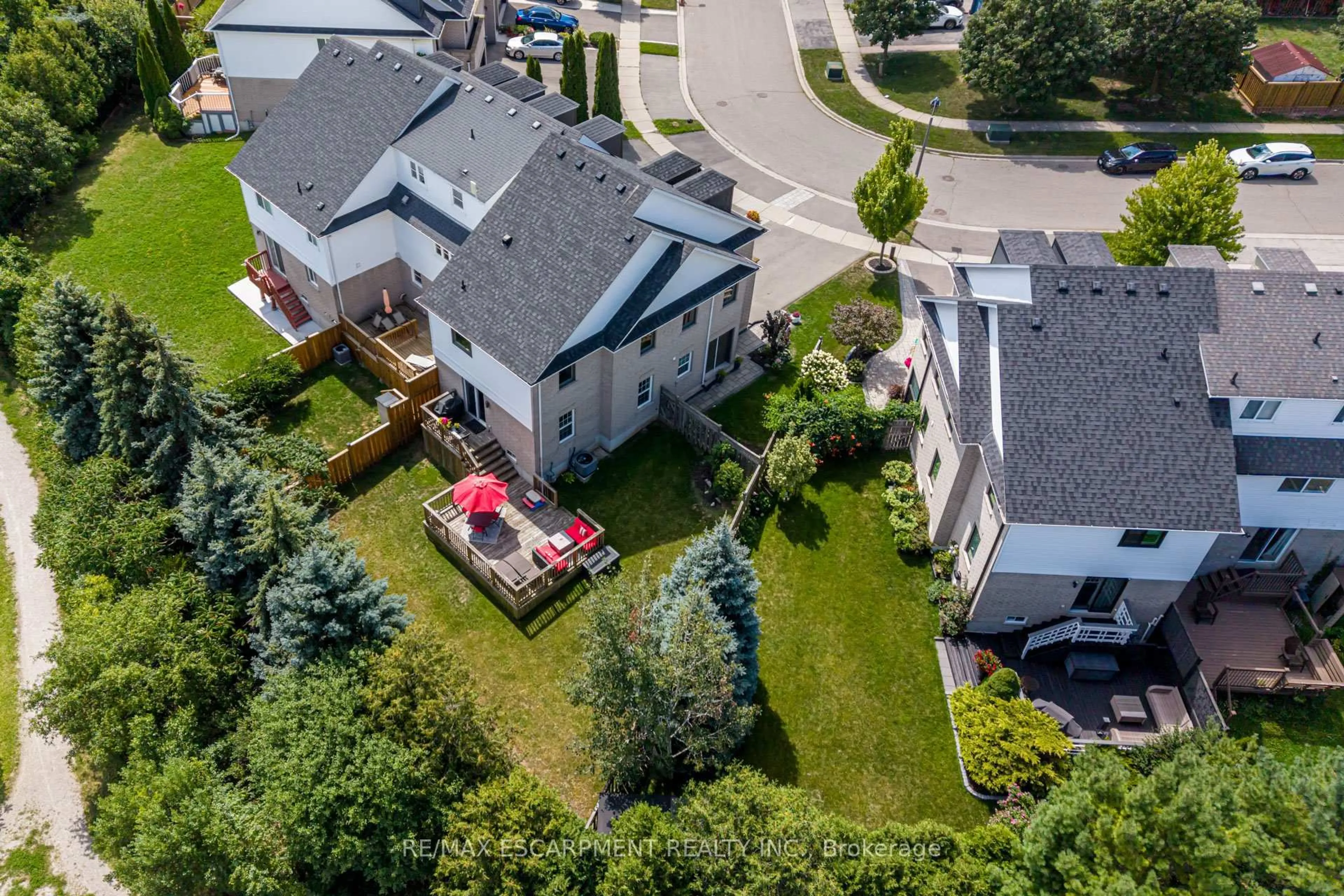 A pic from outside/outdoor area/front of a property/back of a property/a pic from drone, street for 2125 White Dove Circ, Oakville Ontario L6M 3R6