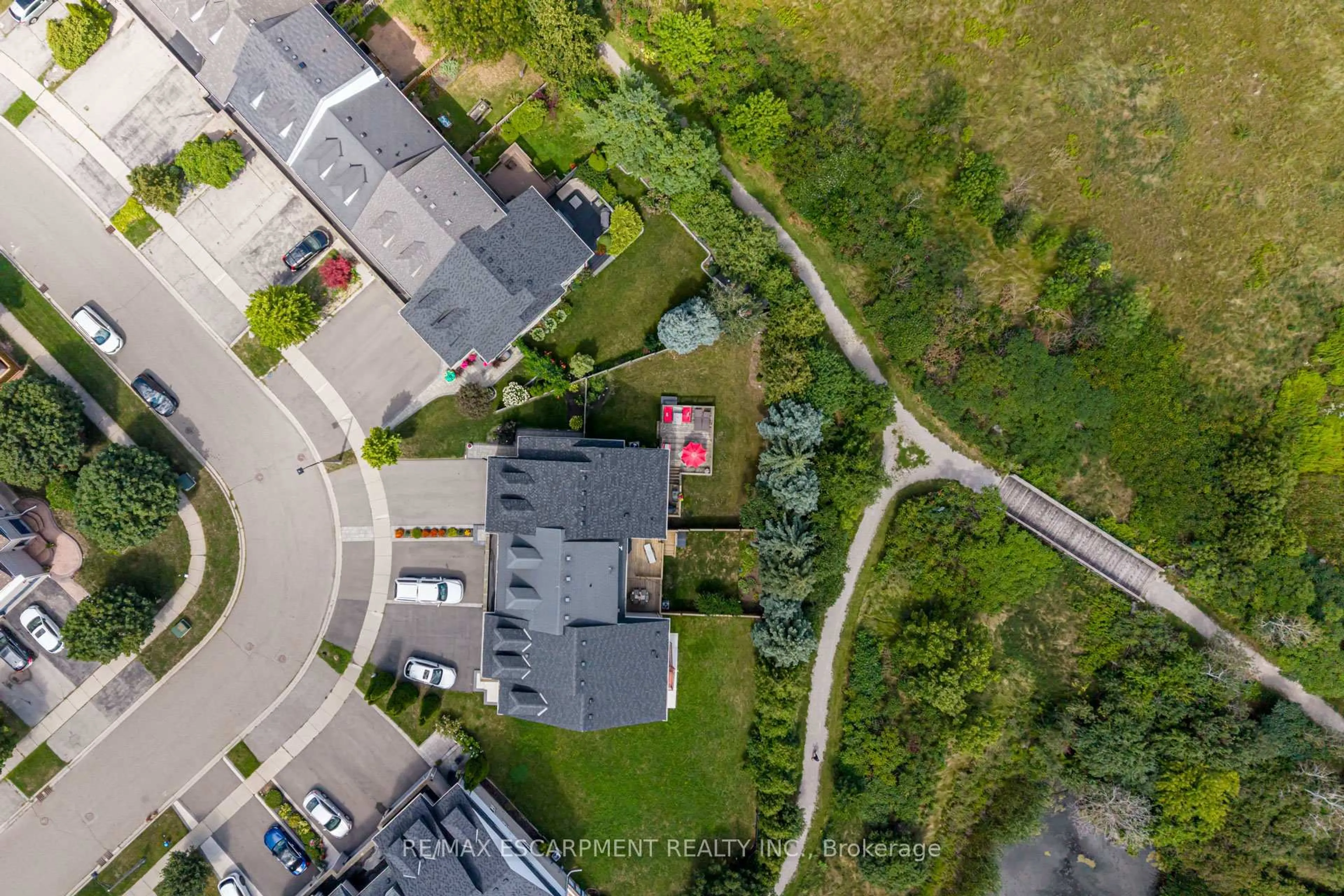 A pic from outside/outdoor area/front of a property/back of a property/a pic from drone, street for 2125 White Dove Circ, Oakville Ontario L6M 3R6