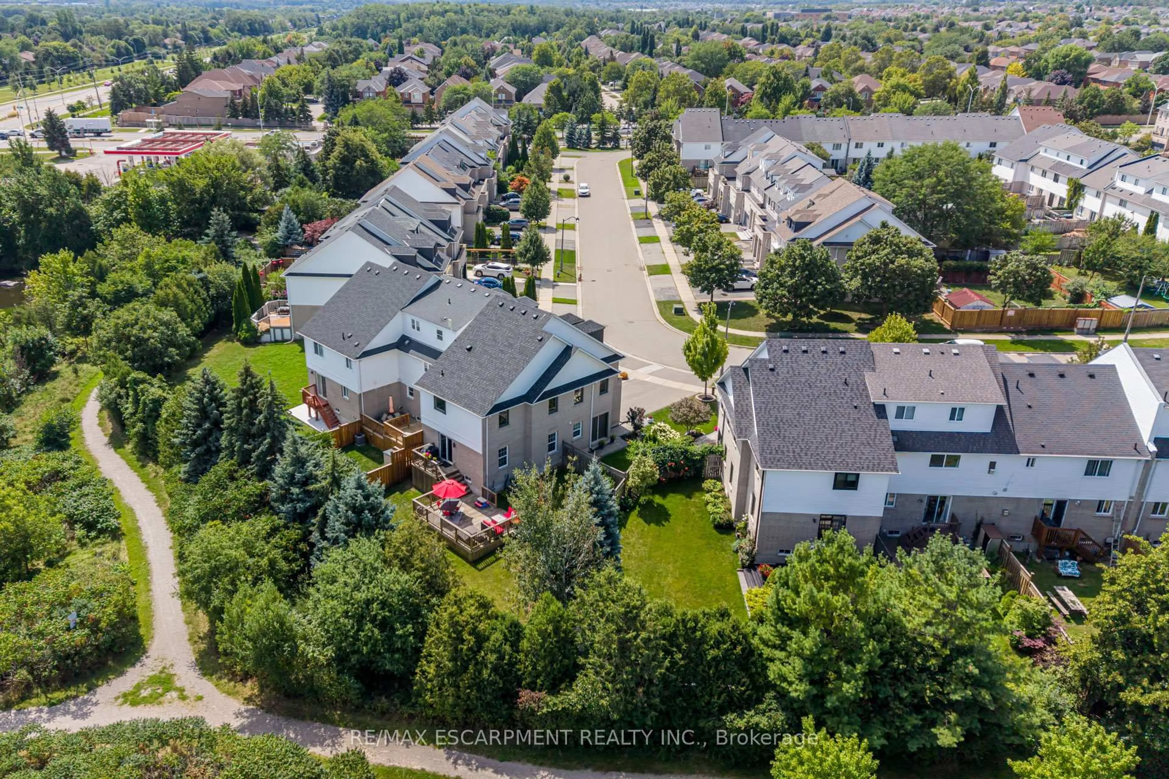A pic from outside/outdoor area/front of a property/back of a property/a pic from drone, street for 2125 White Dove Circ, Oakville Ontario L6M 3R6