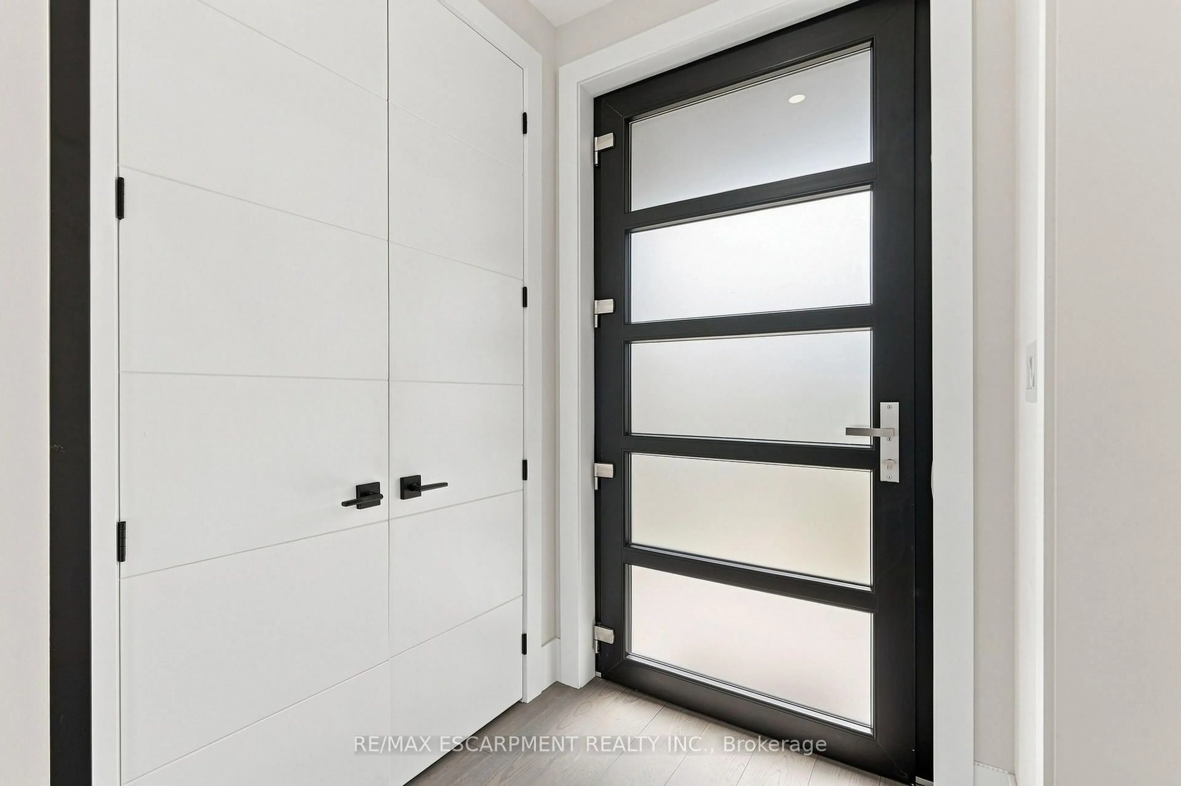 Indoor entryway for 1181 Ogden Ave, Mississauga Ontario L5E 2G8