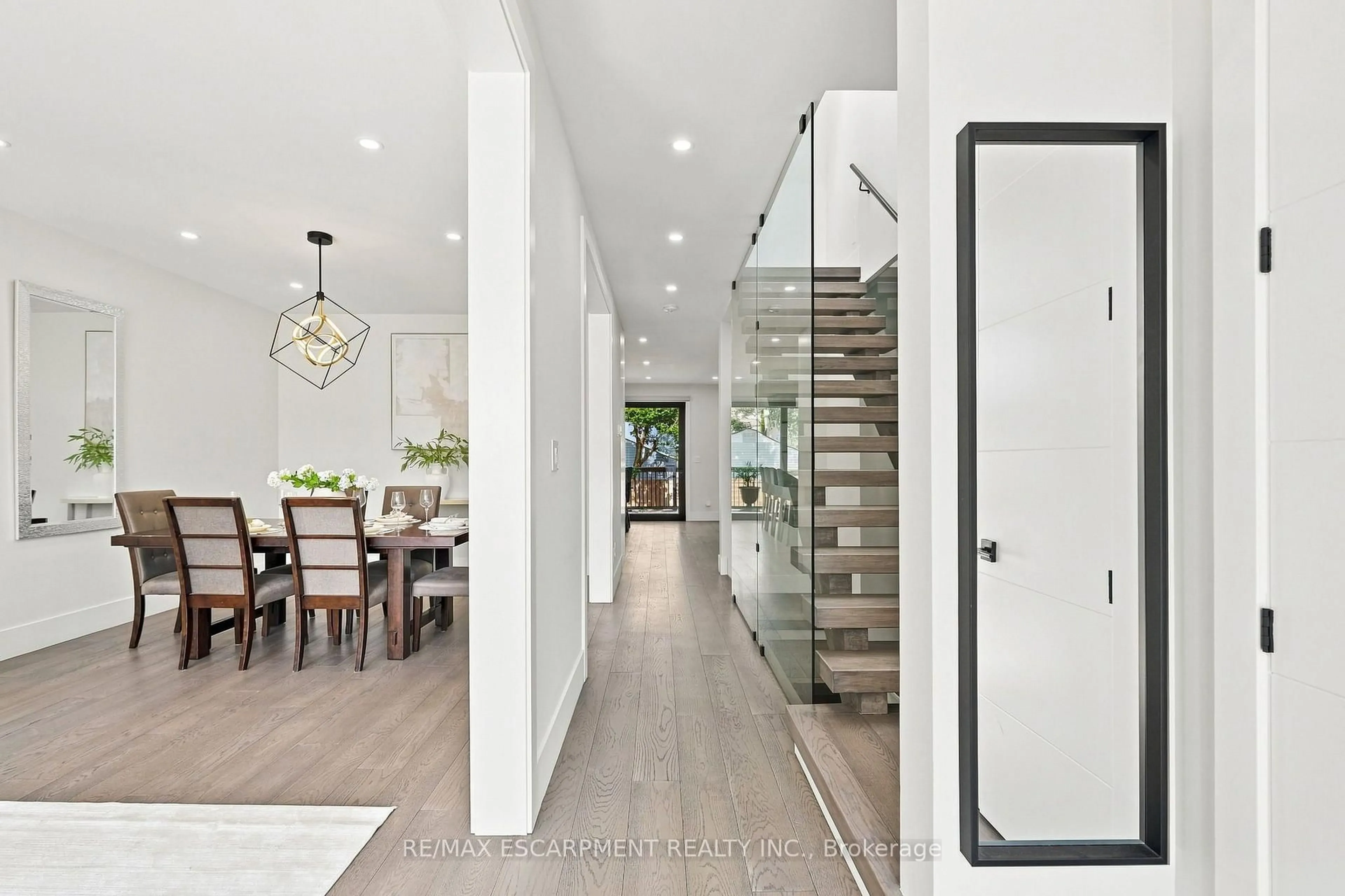 Indoor entryway for 1181 Ogden Ave, Mississauga Ontario L5E 2G8