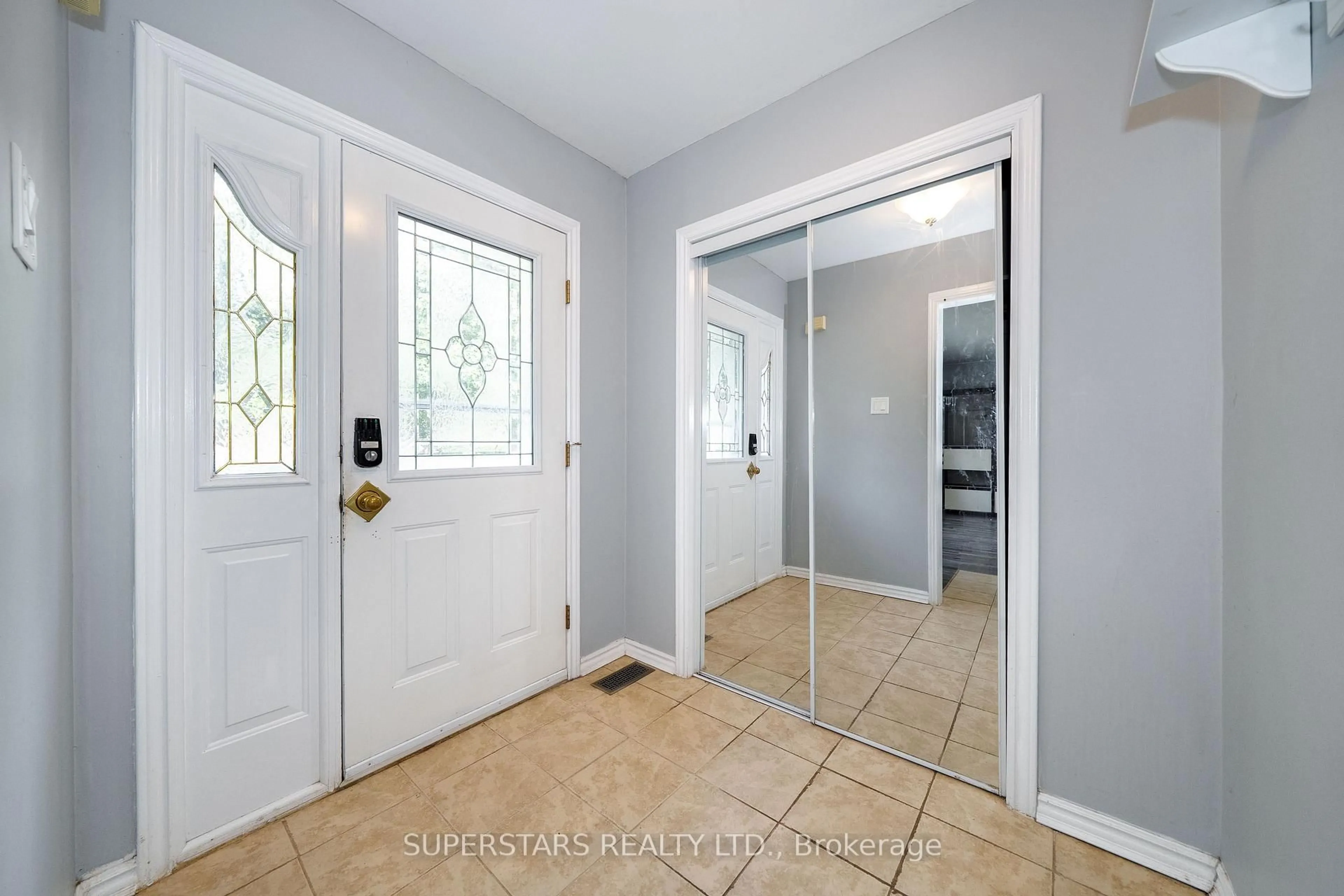 Indoor entryway for 6 Meadowland Dr, Brampton Ontario L6W 2R4