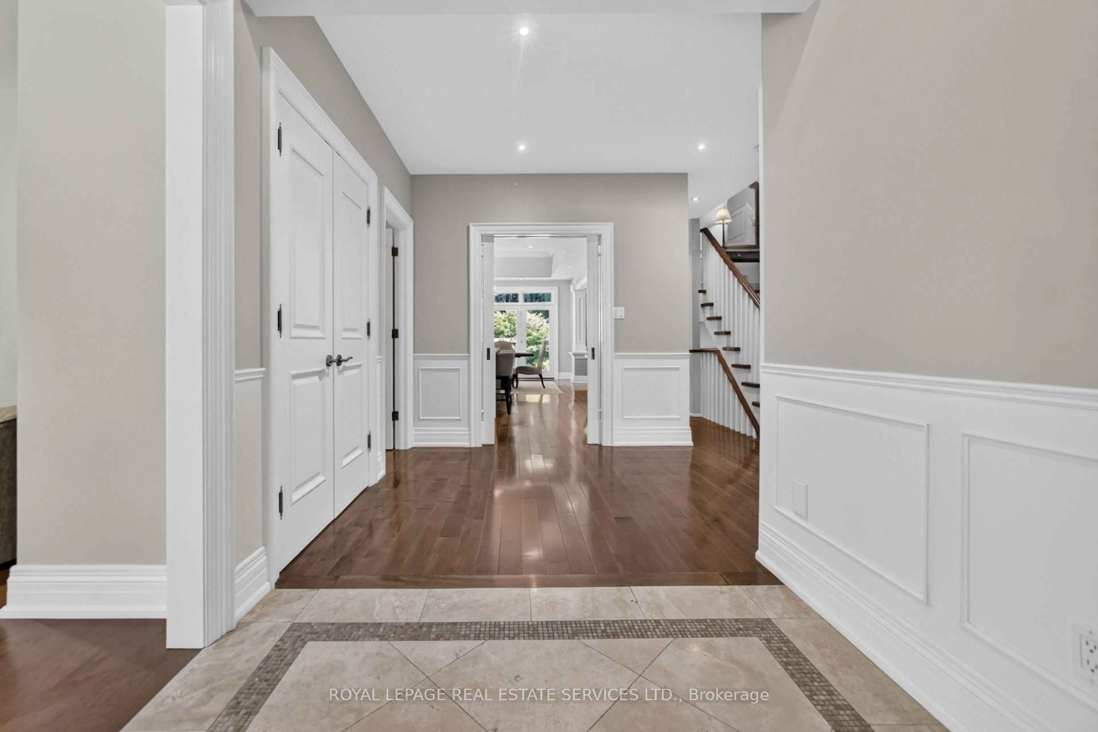 Indoor entryway for 503 MEADOW WOOD Rd, Mississauga Ontario L5J 2S4