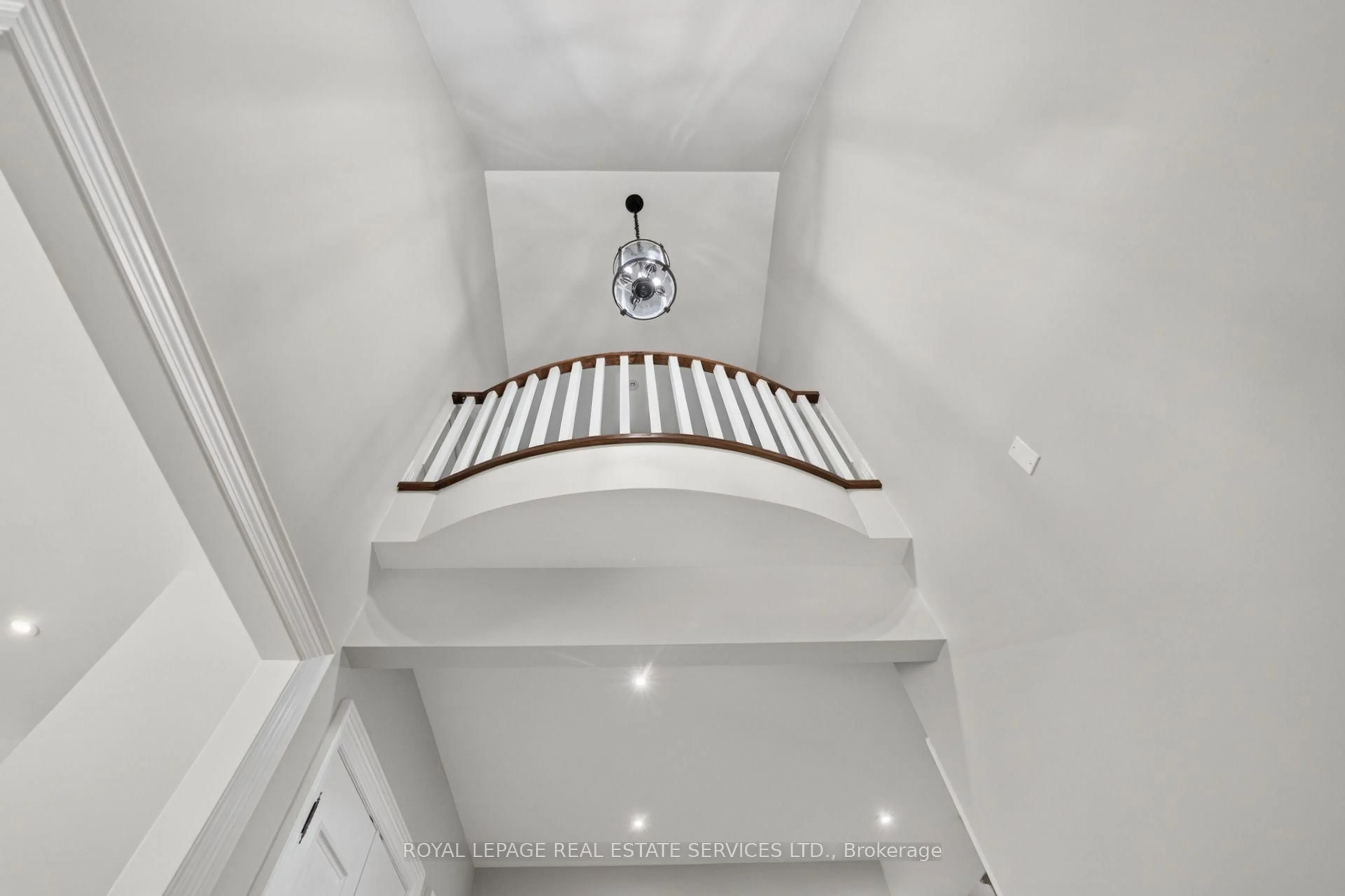 Stairs for 503 MEADOW WOOD Rd, Mississauga Ontario L5J 2S4