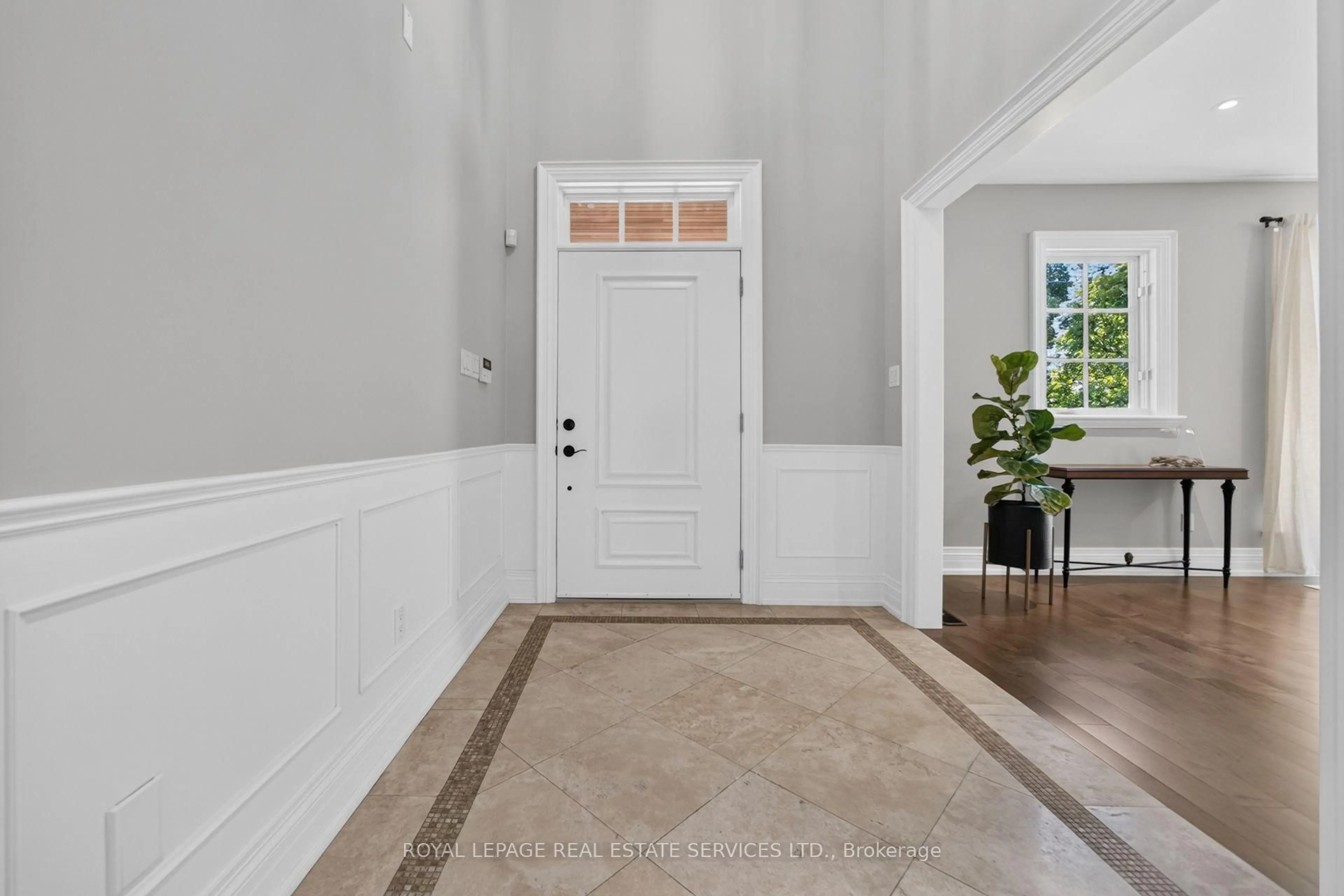 Indoor entryway for 503 MEADOW WOOD Rd, Mississauga Ontario L5J 2S4