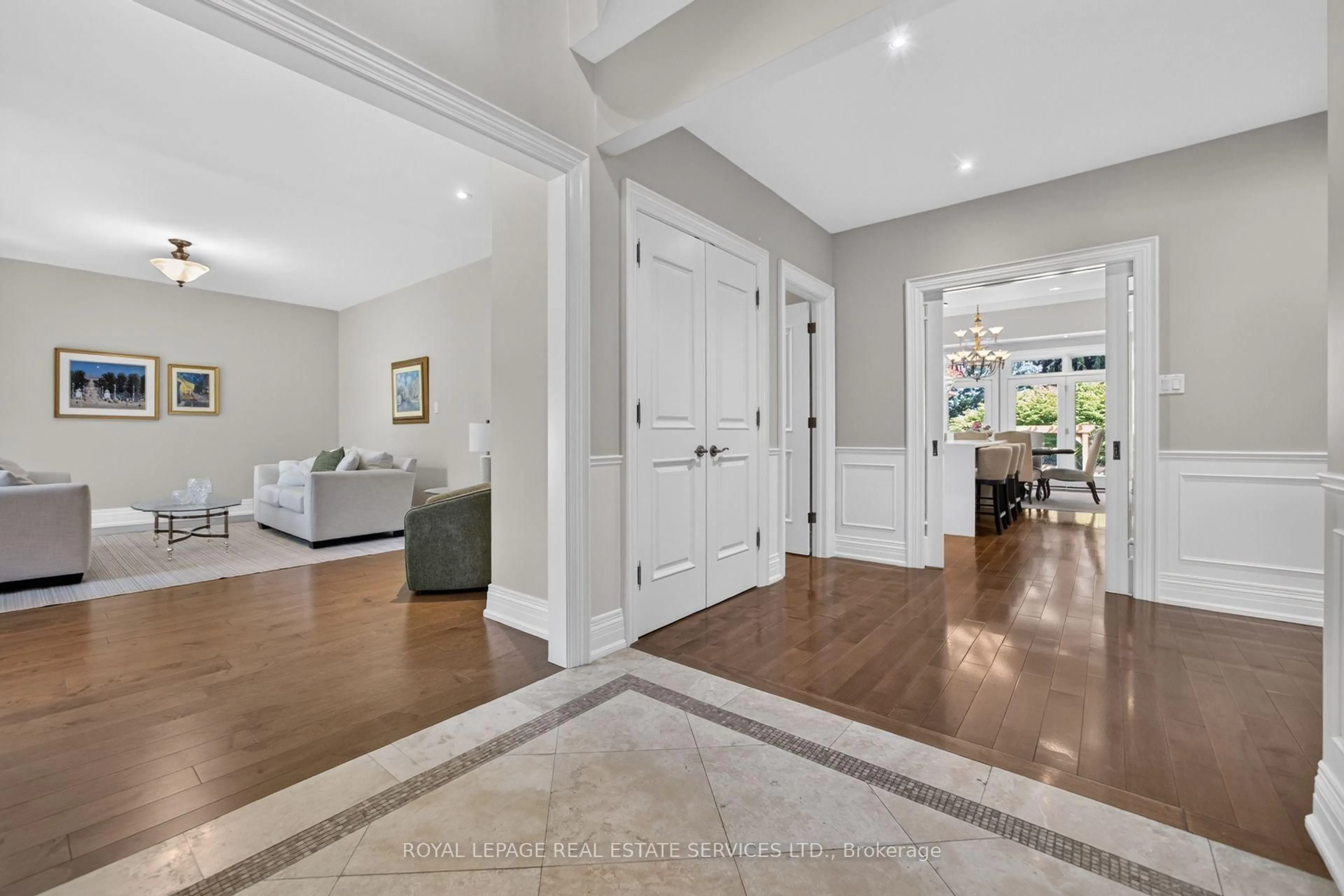 Indoor entryway for 503 MEADOW WOOD Rd, Mississauga Ontario L5J 2S4