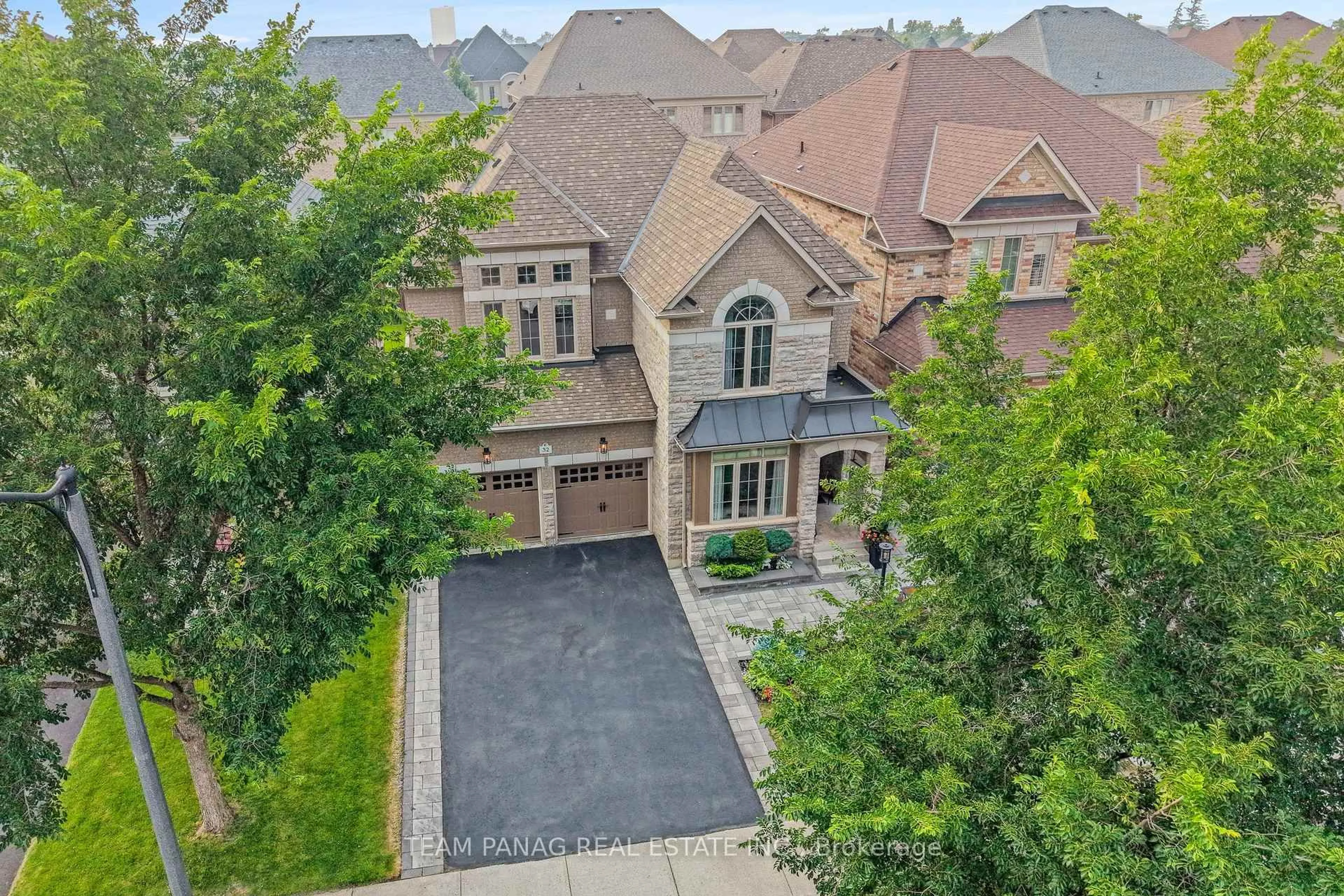 A pic from outside/outdoor area/front of a property/back of a property/a pic from drone, street for 32 Impulse Circ, Brampton Ontario L6X 0X9