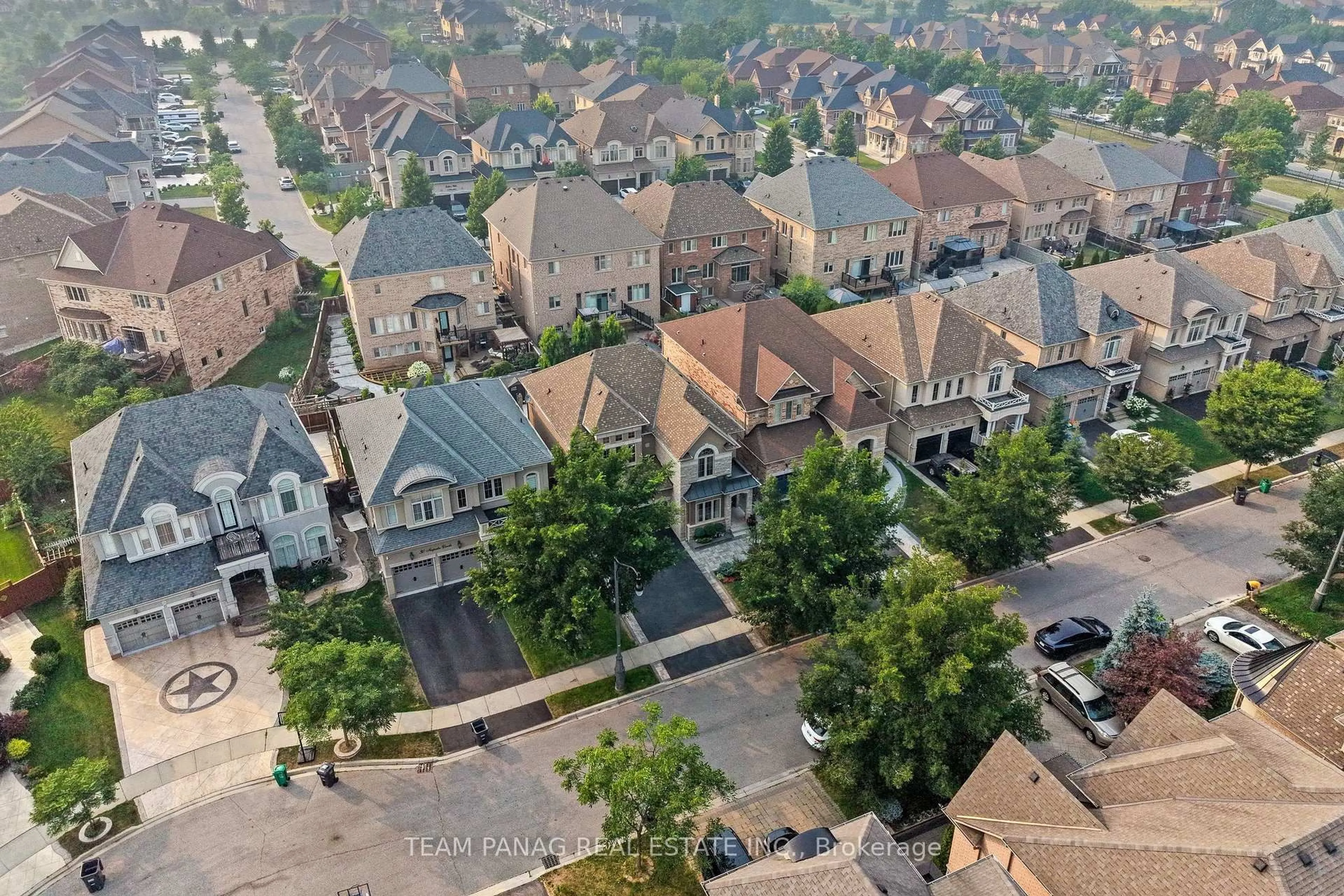 A pic from outside/outdoor area/front of a property/back of a property/a pic from drone, street for 32 Impulse Circ, Brampton Ontario L6X 0X9