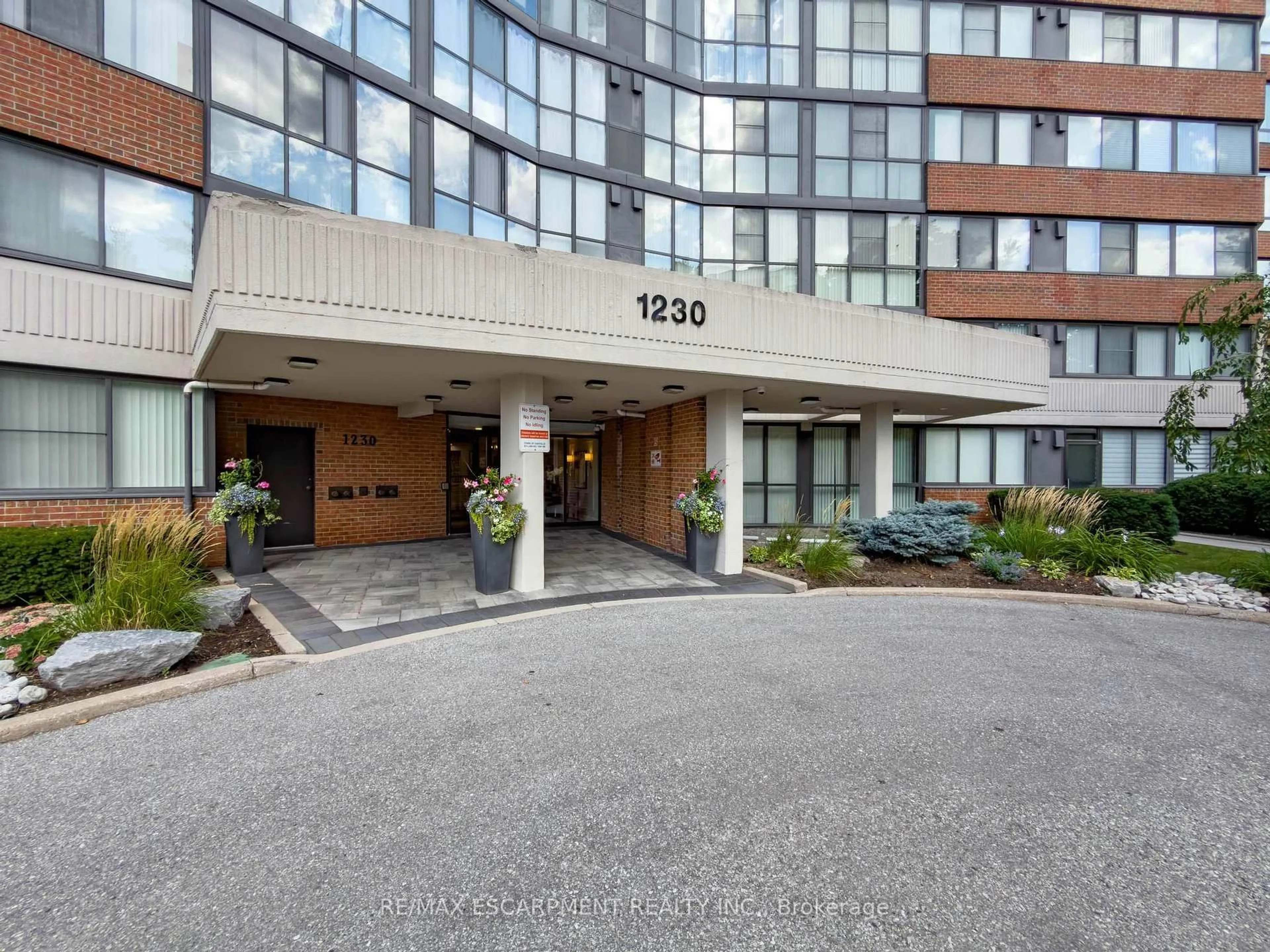 Indoor foyer for 1230 Marlborough Crt #202, Oakville Ontario L6H 3K6