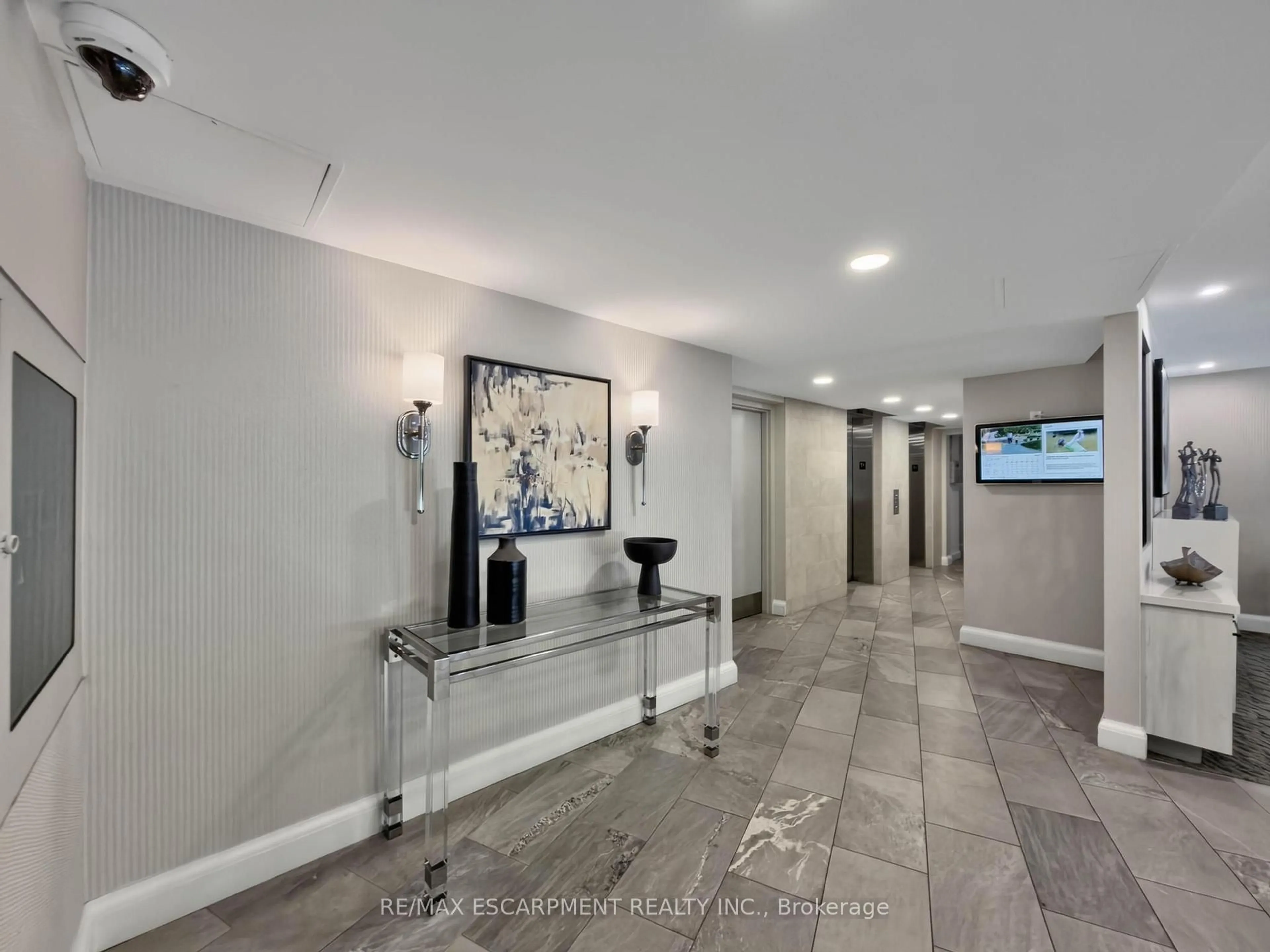 Indoor foyer for 1230 Marlborough Crt #202, Oakville Ontario L6H 3K6