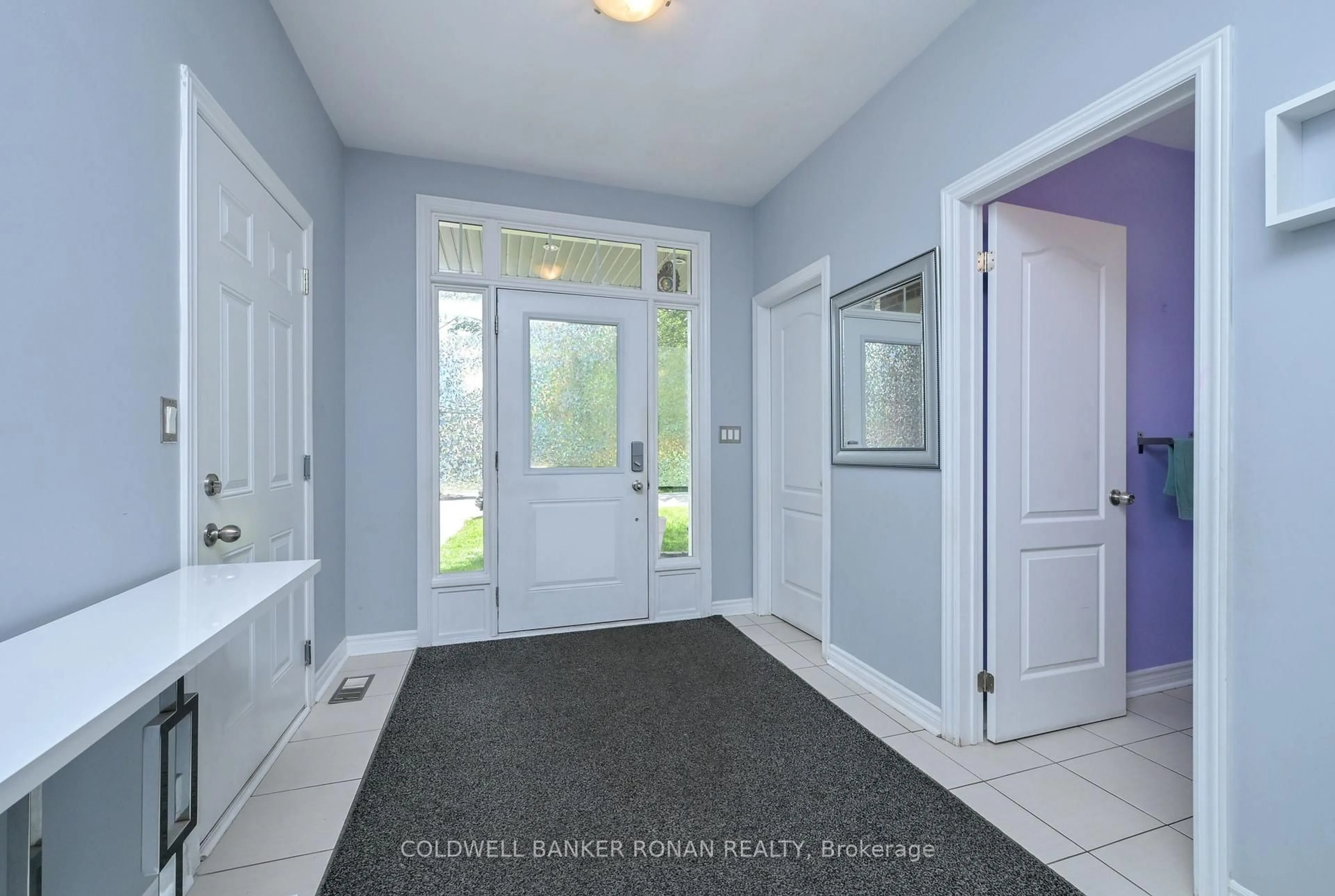 Indoor entryway for 2375 Glenwood School Dr, Burlington Ontario L7R 3R9