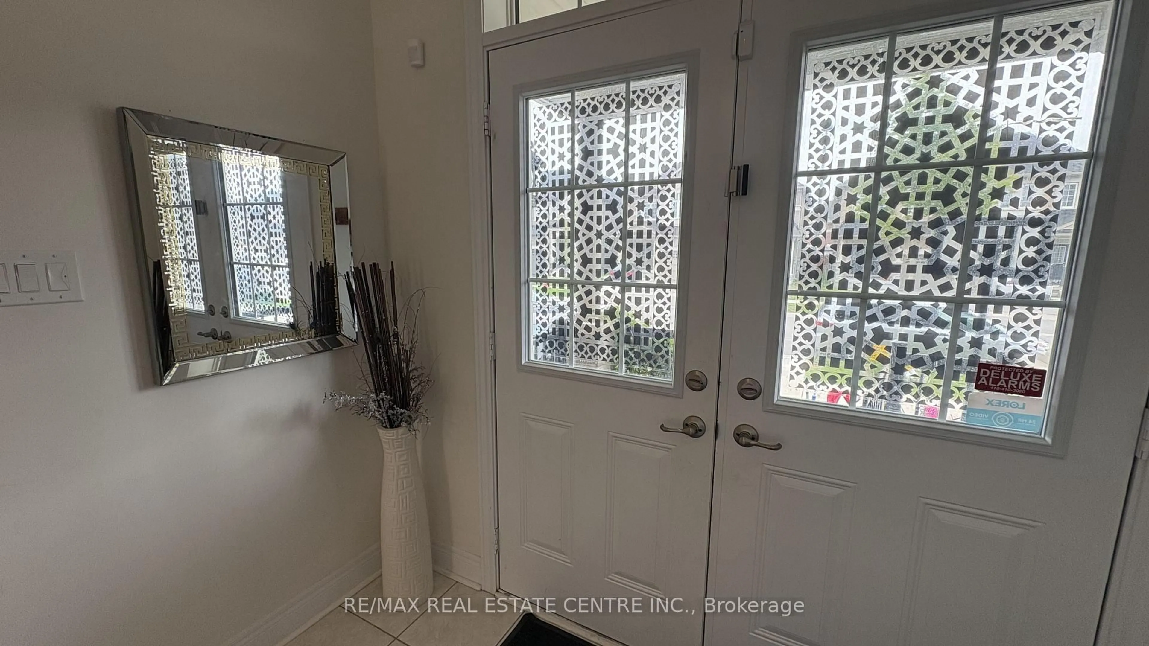 Indoor entryway for 106 Branigan Cres, Halton Hills Ontario L7G 0M8