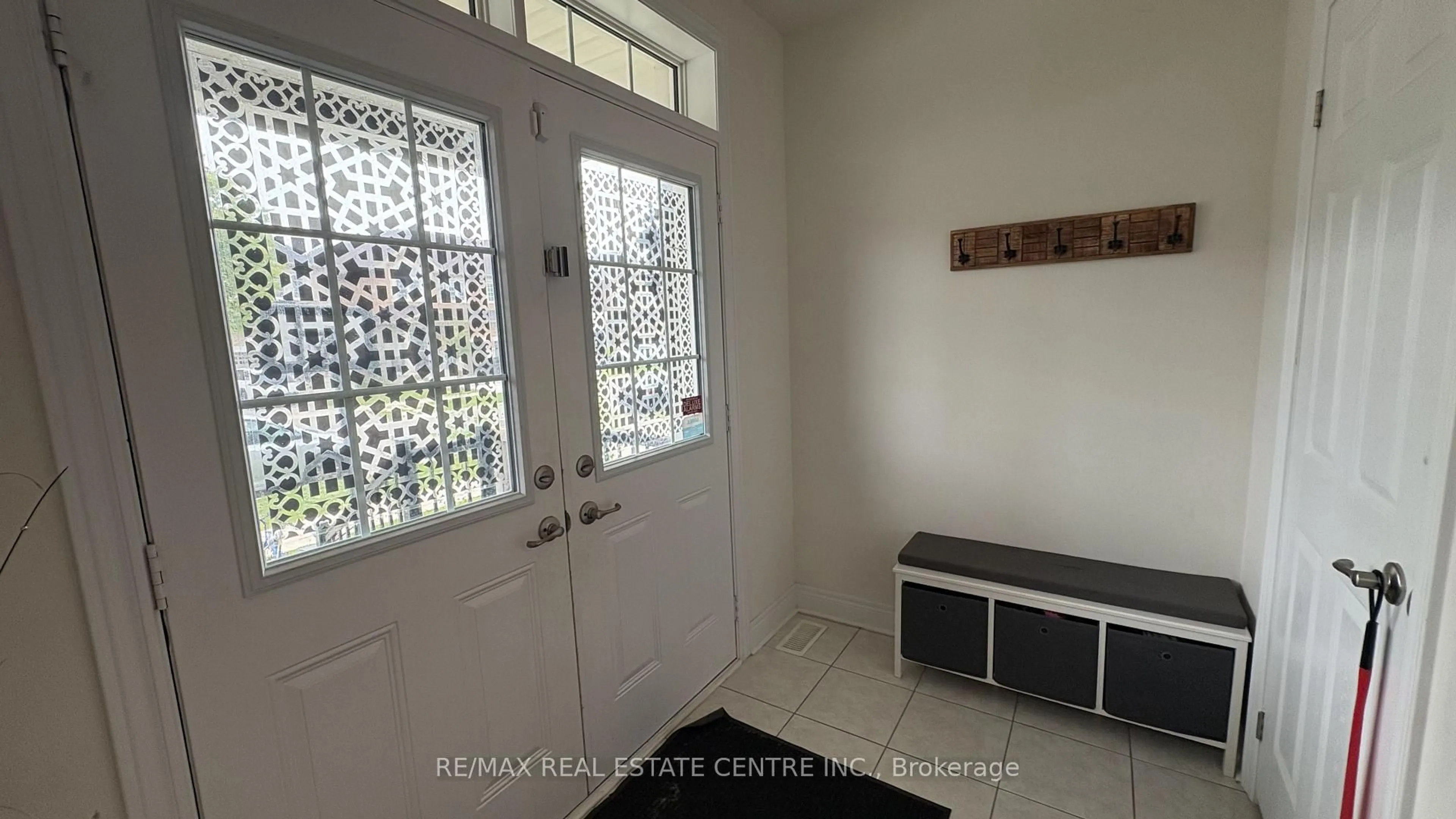 Indoor entryway for 106 Branigan Cres, Halton Hills Ontario L7G 0M8