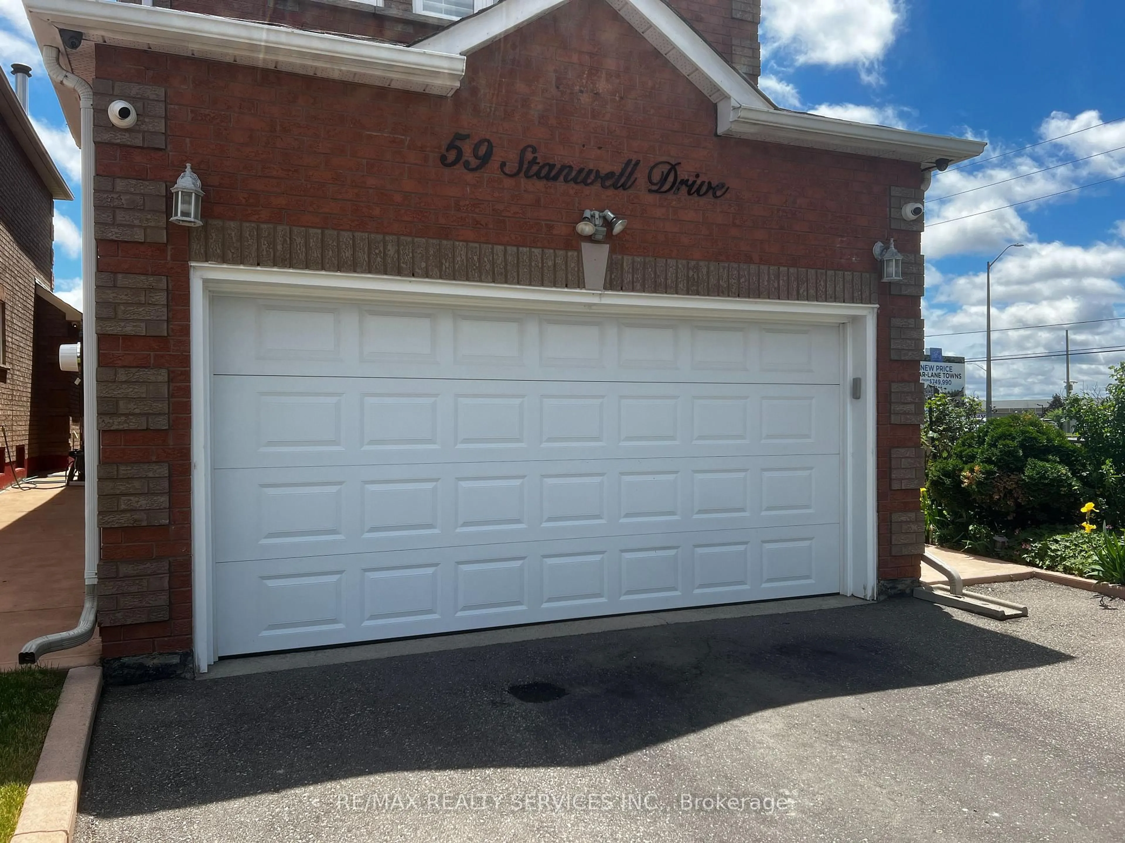 Indoor garage for 59 Stanwell Dr, Brampton Ontario L6Z 3Y8