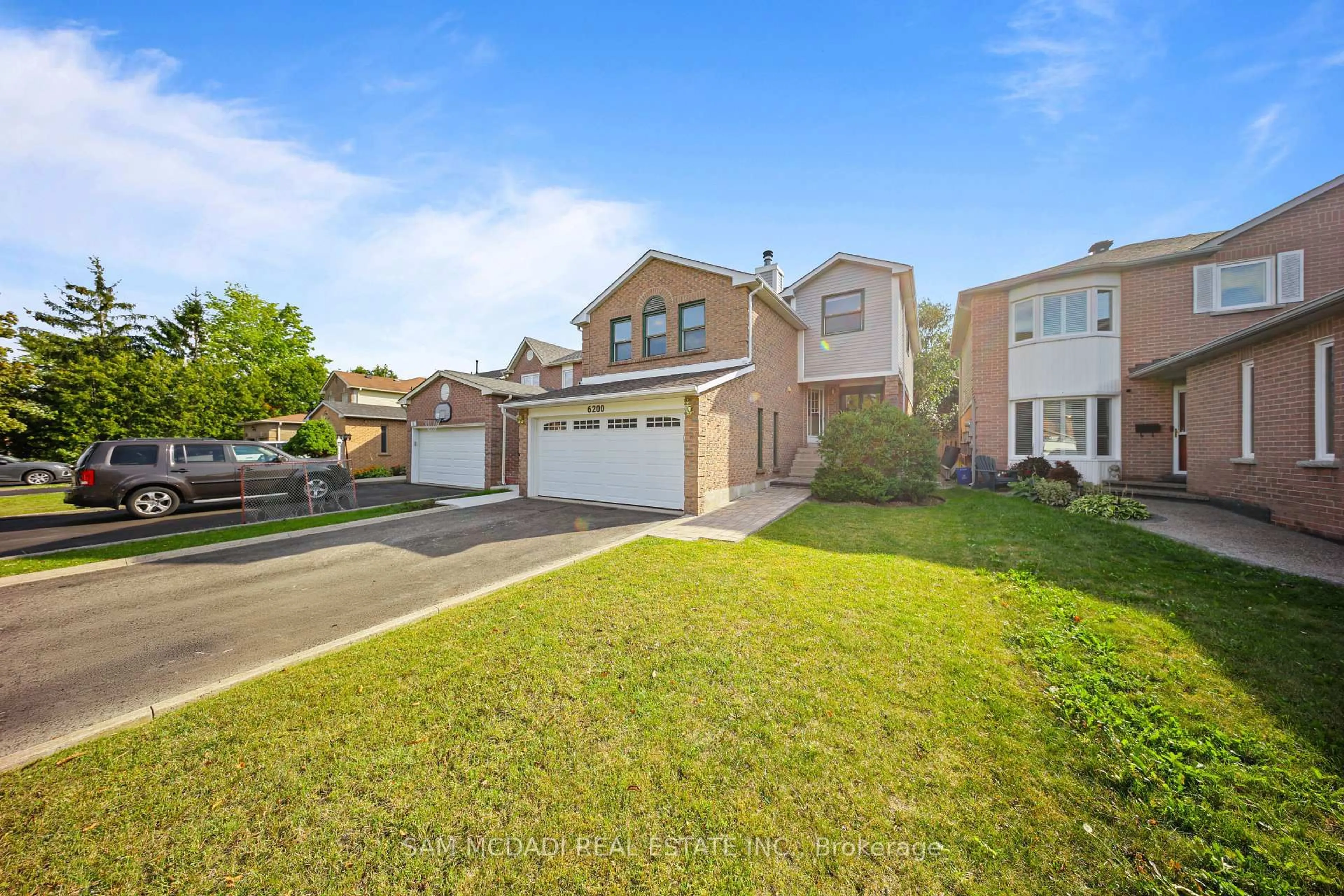 A pic from outside/outdoor area/front of a property/back of a property/a pic from drone, street for 6200 Prairie Circ, Mississauga Ontario L5N 5Y4