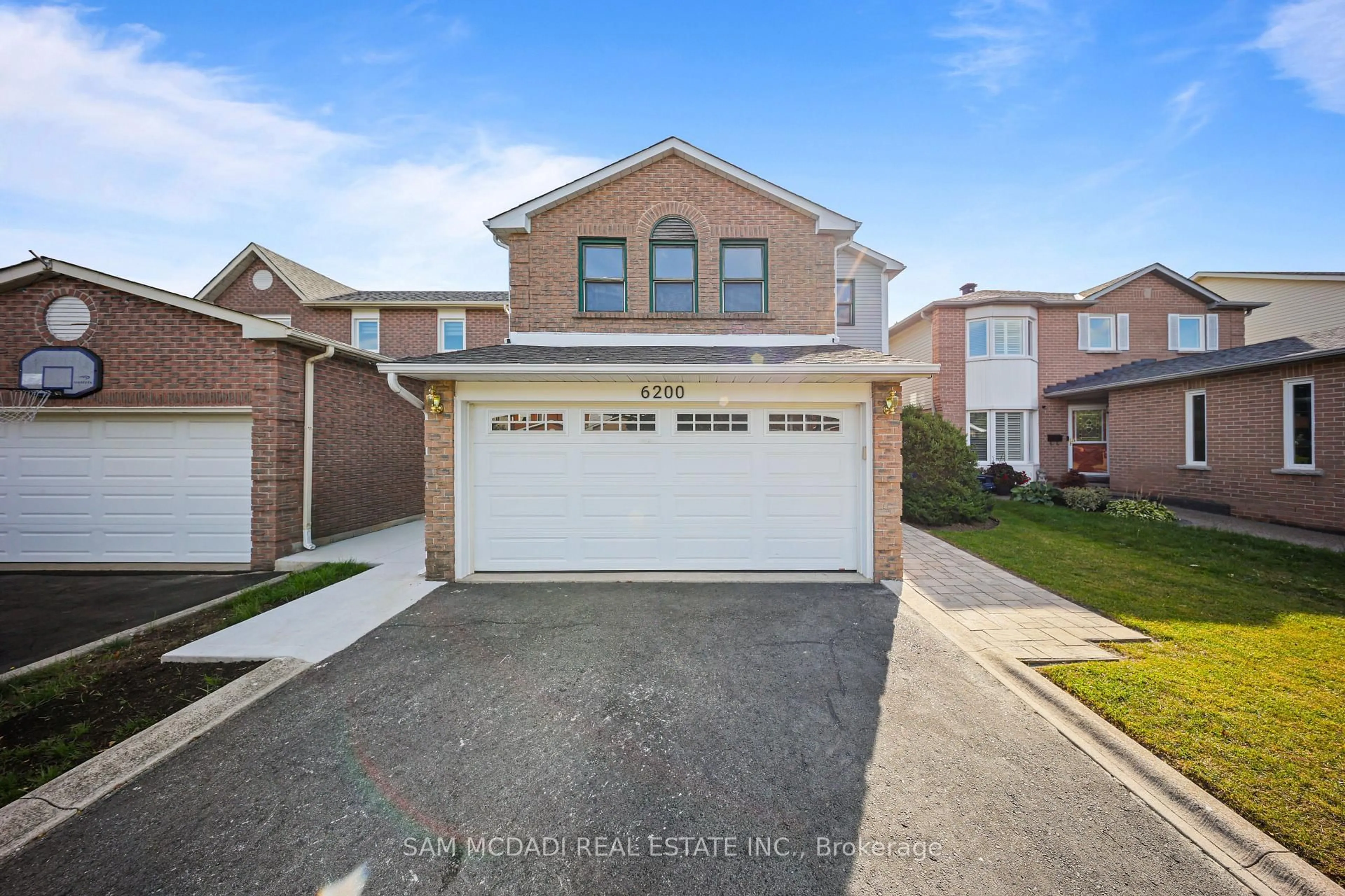 A pic from outside/outdoor area/front of a property/back of a property/a pic from drone, street for 6200 Prairie Circ, Mississauga Ontario L5N 5Y4