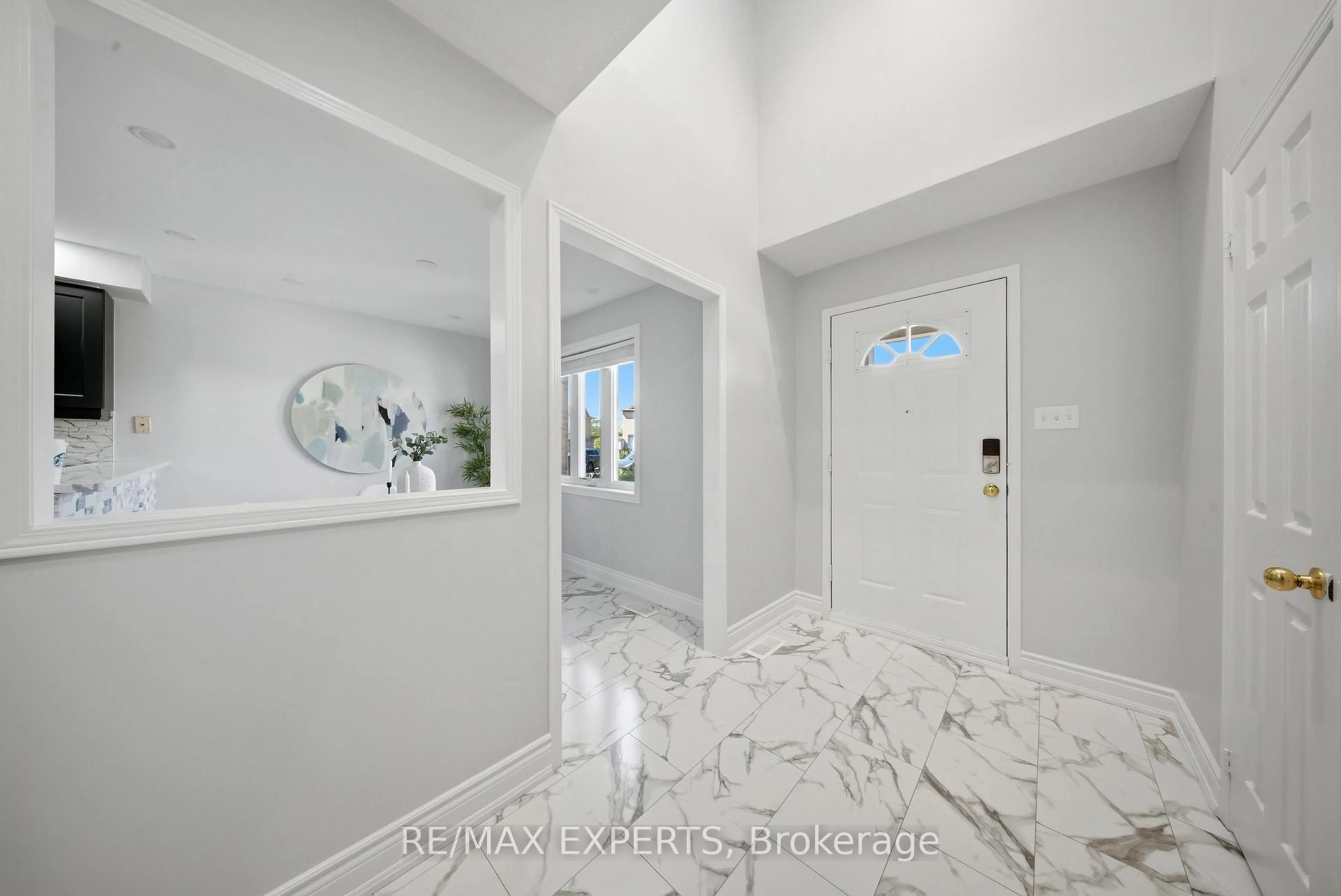 Indoor entryway for 5910 Greensboro Dr #113, Mississauga Ontario L5M 5Z6