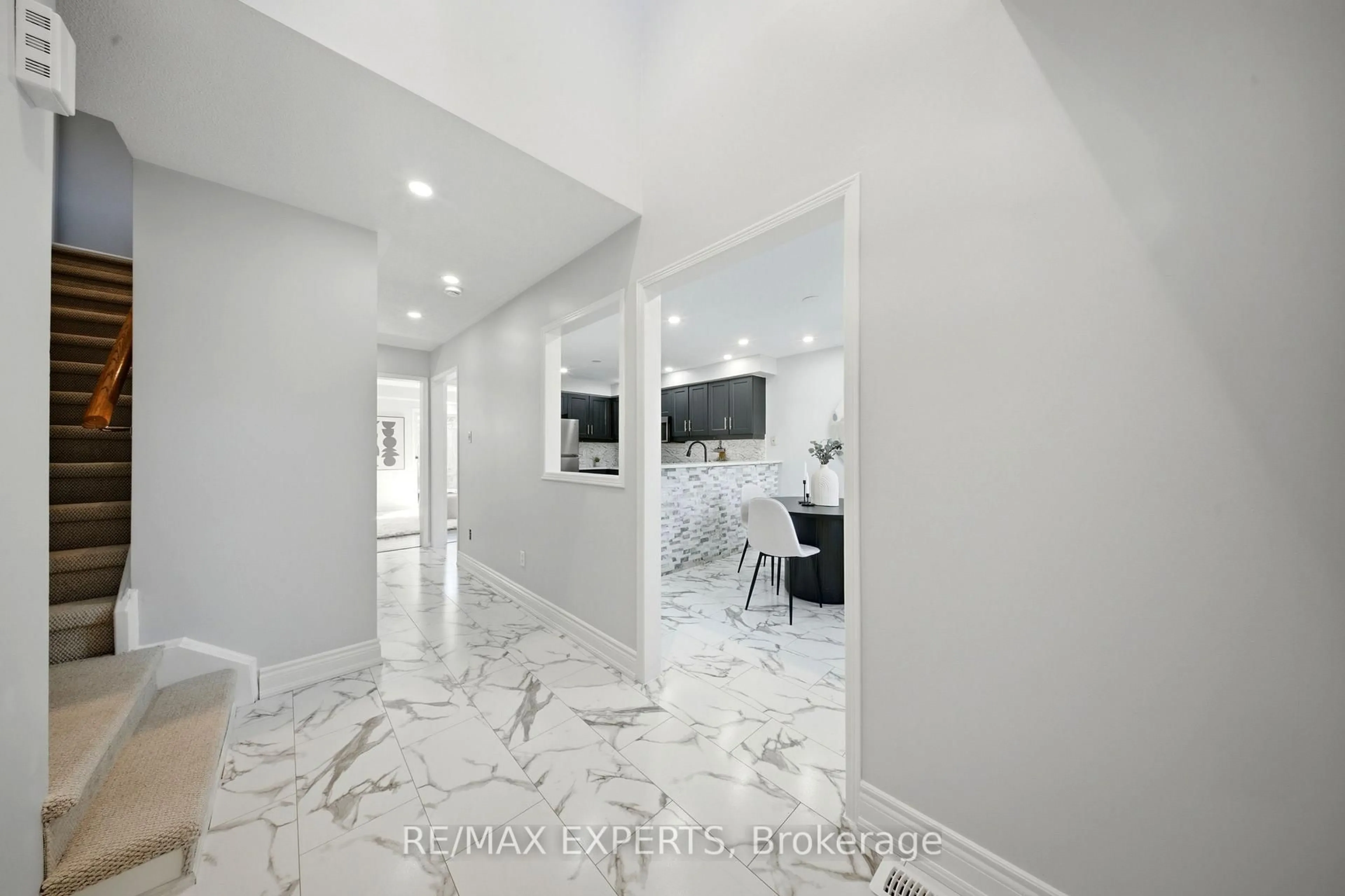 Indoor entryway for 5910 Greensboro Dr #113, Mississauga Ontario L5M 5Z6