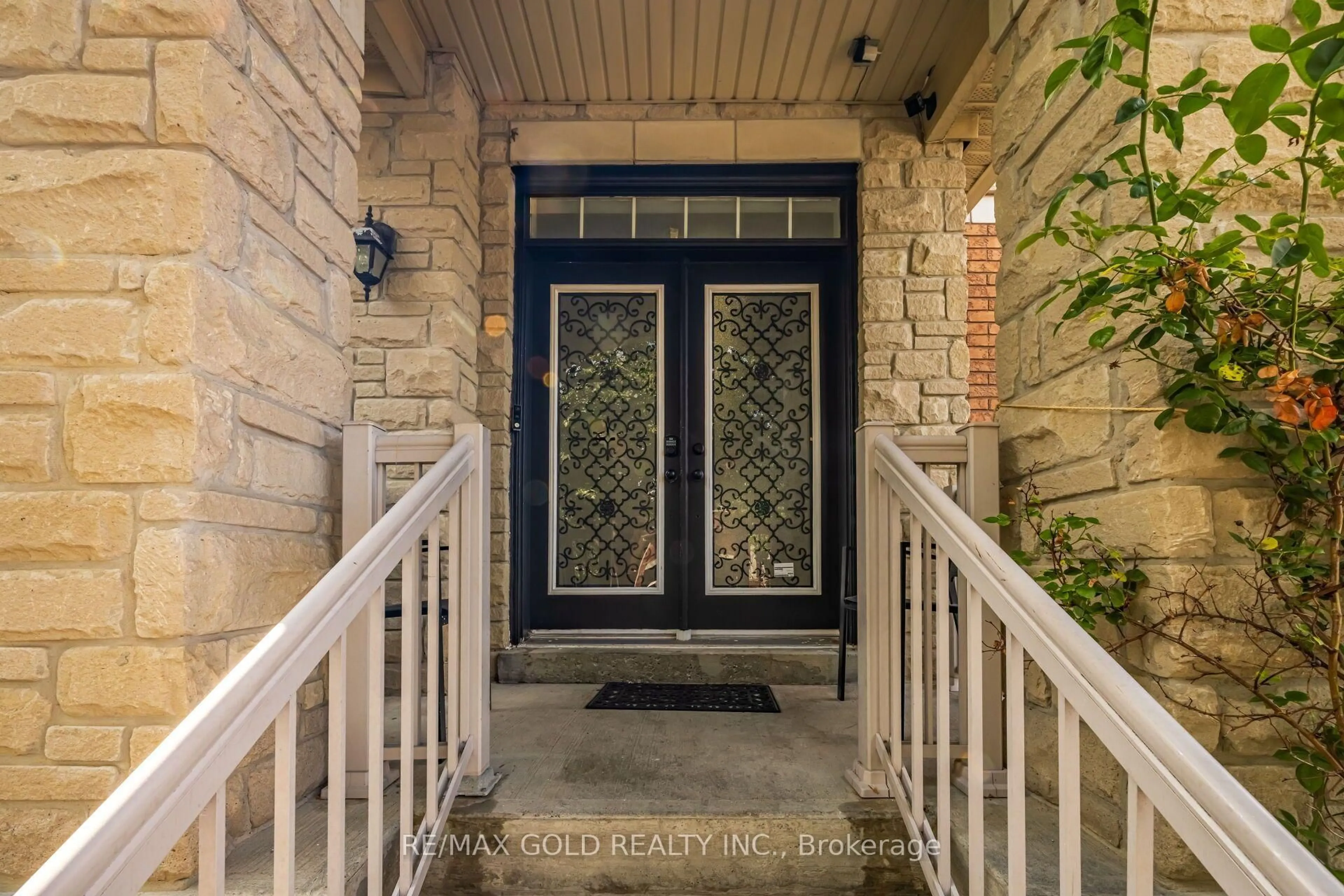 Indoor entryway for 50 Northface Cres, Brampton Ontario L6R 2Y2