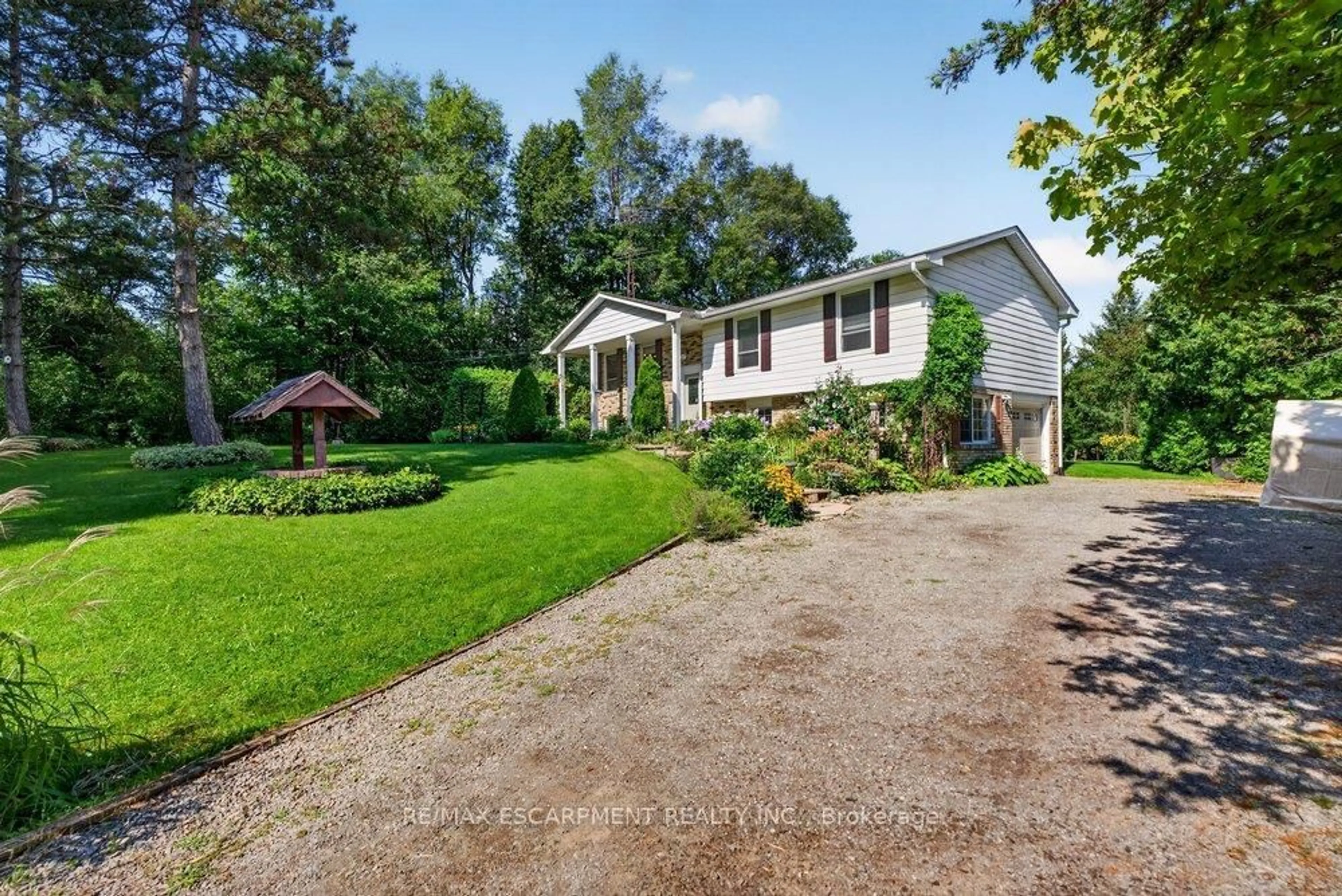 A pic from outside/outdoor area/front of a property/back of a property/a pic from drone, street for 2725 BRITANNIA Rd, Burlington Ontario L7P 0E9