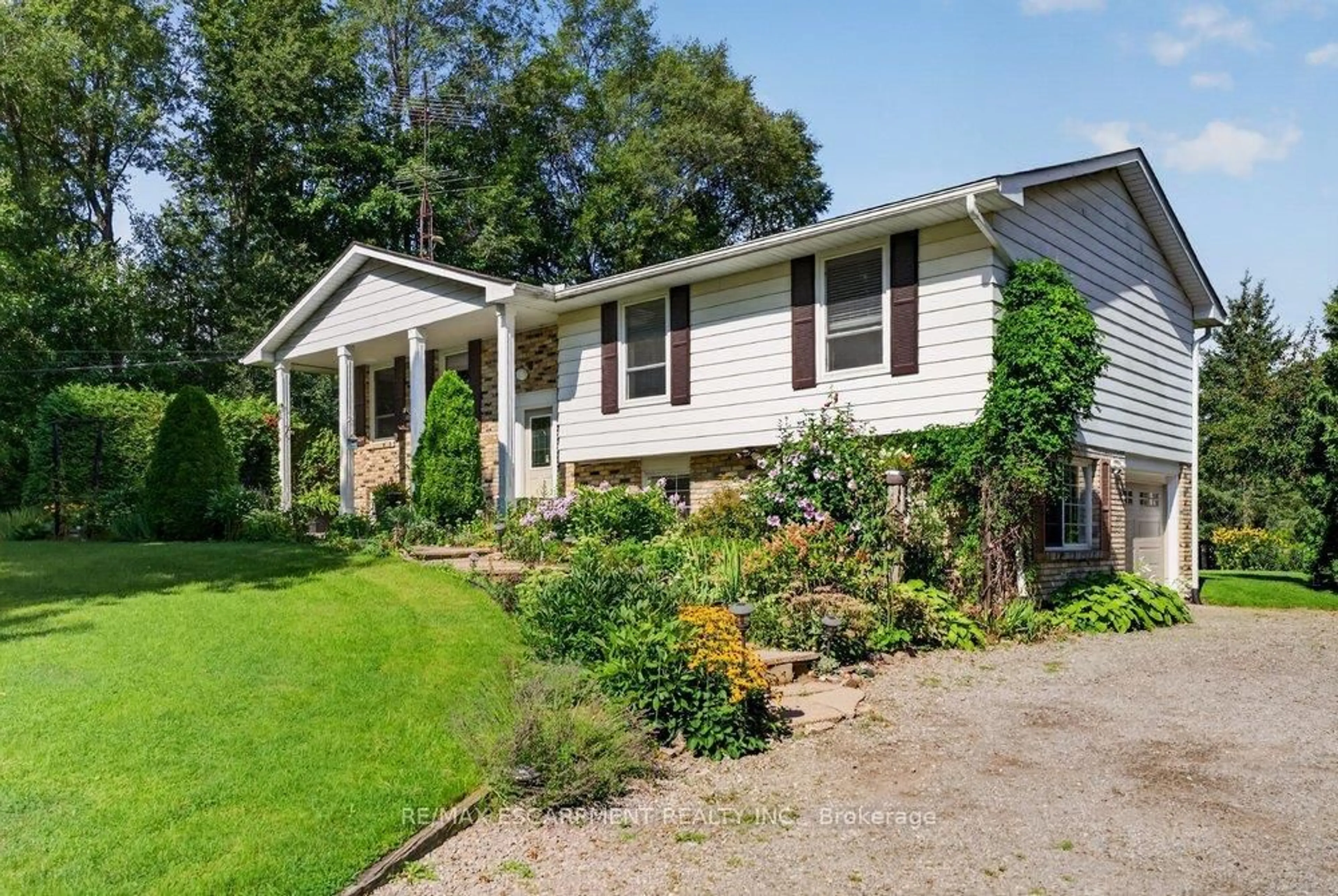 Home with vinyl exterior material, street for 2725 BRITANNIA Rd, Burlington Ontario L7P 0E9