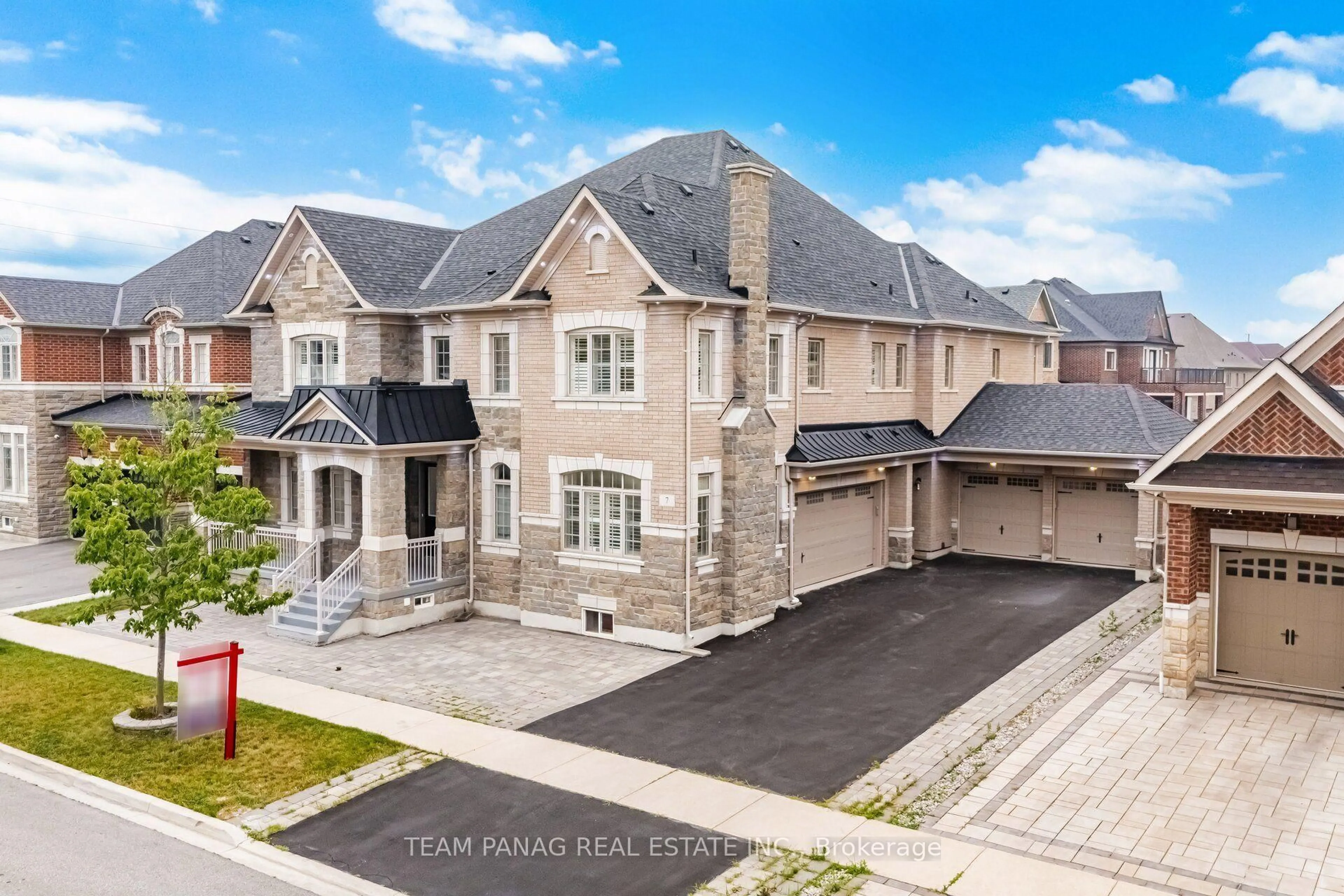 A pic from outside/outdoor area/front of a property/back of a property/a pic from drone, street for 7 Balloon Cres, Brampton Ontario L6P 4B7