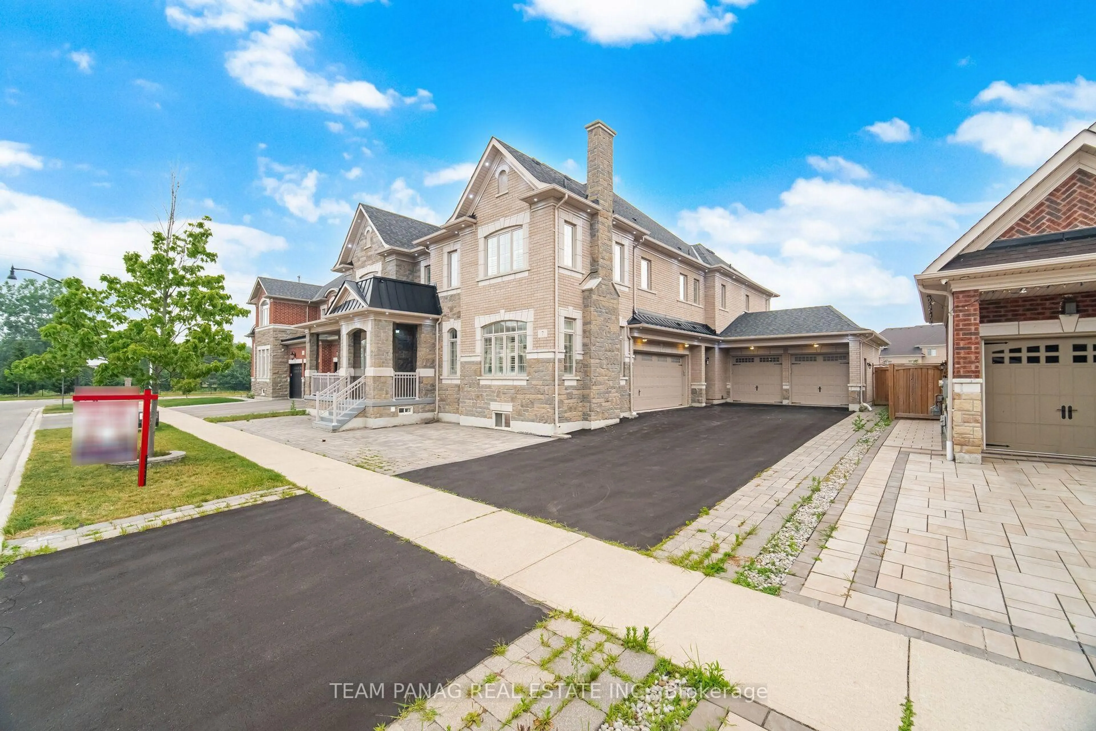A pic from outside/outdoor area/front of a property/back of a property/a pic from drone, street for 7 Balloon Cres, Brampton Ontario L6P 4B7