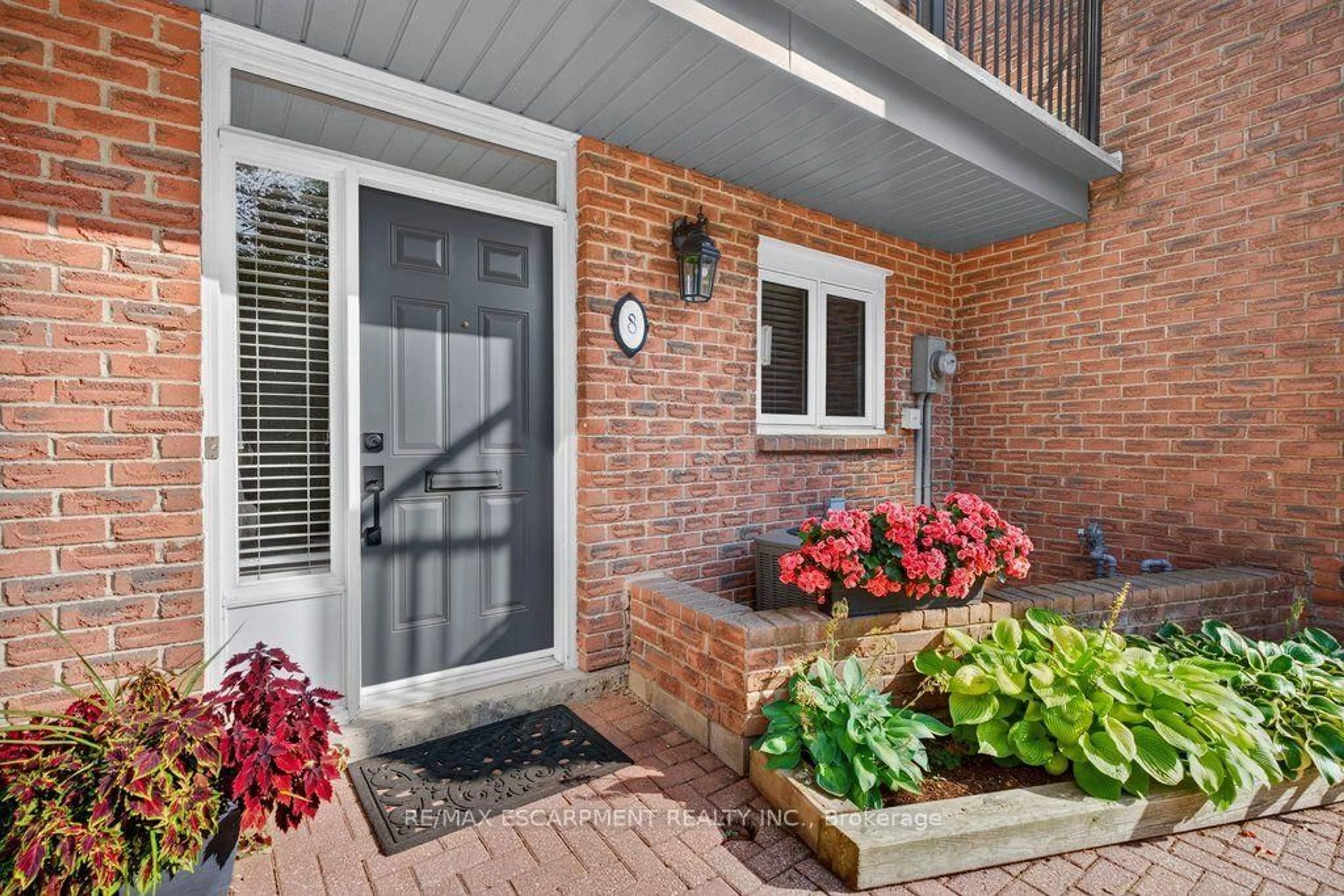 Indoor entryway for 2136 Old Lakeshore Rd #8, Burlington Ontario L7R 1A3
