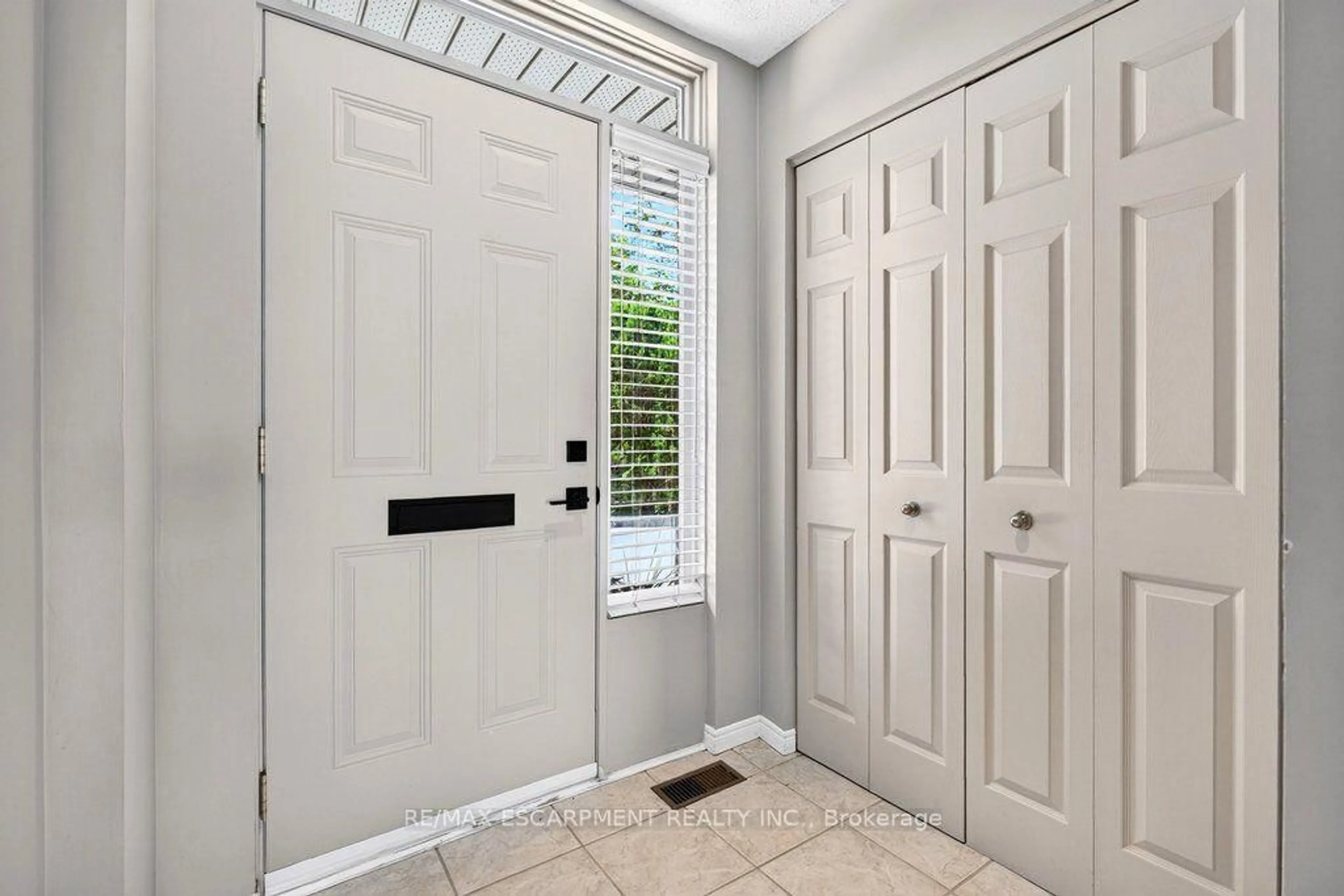Indoor entryway for 2136 Old Lakeshore Rd #8, Burlington Ontario L7R 1A3