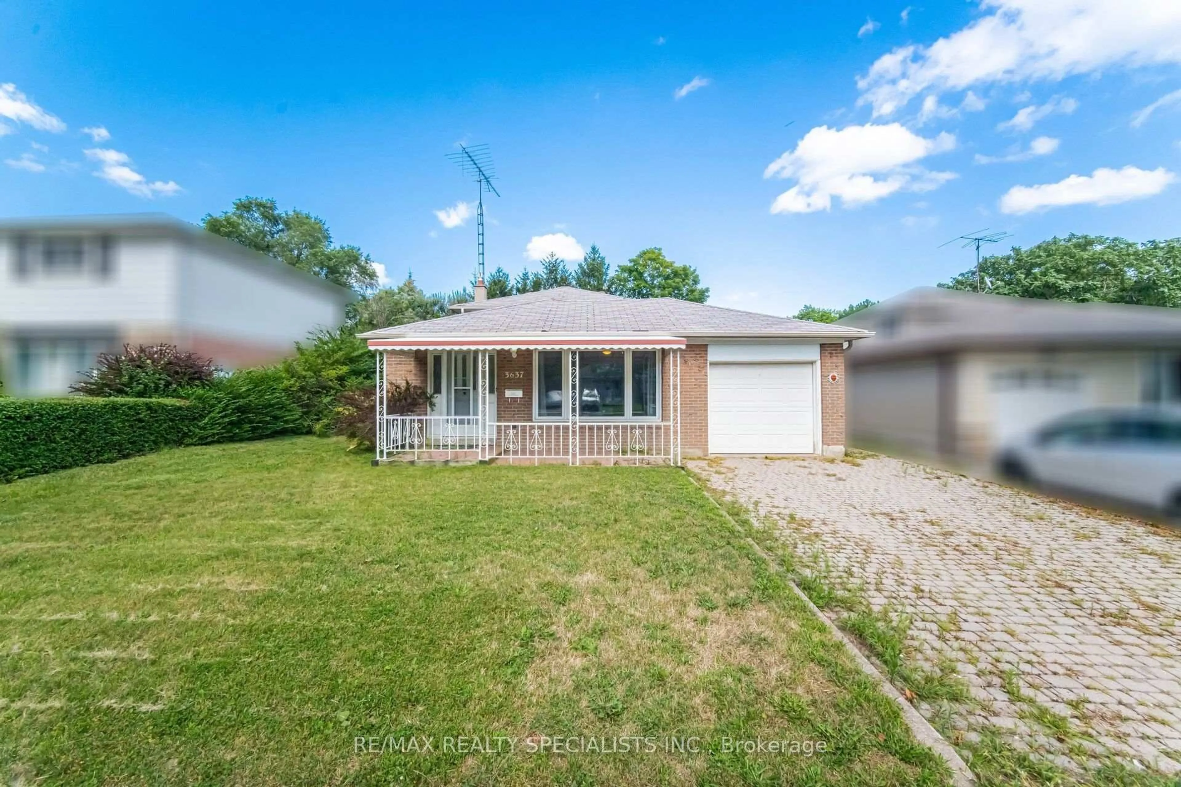 A pic from outside/outdoor area/front of a property/back of a property/a pic from drone, street for 3637 Chiplow Rd, Mississauga Ontario L4X 2R1