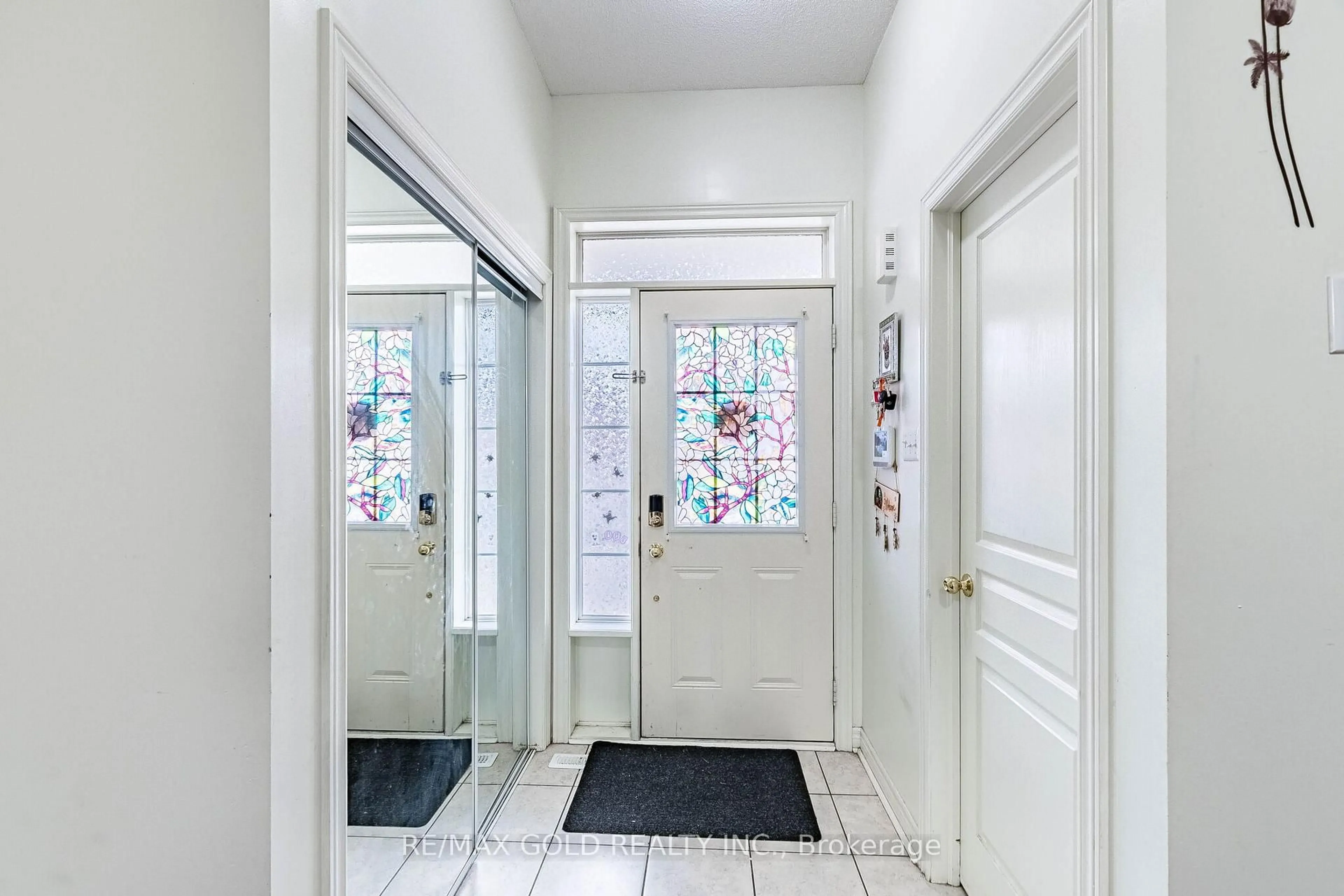 Indoor foyer for 49 Baby Pointe Tr, Brampton Ontario L7A 0W3