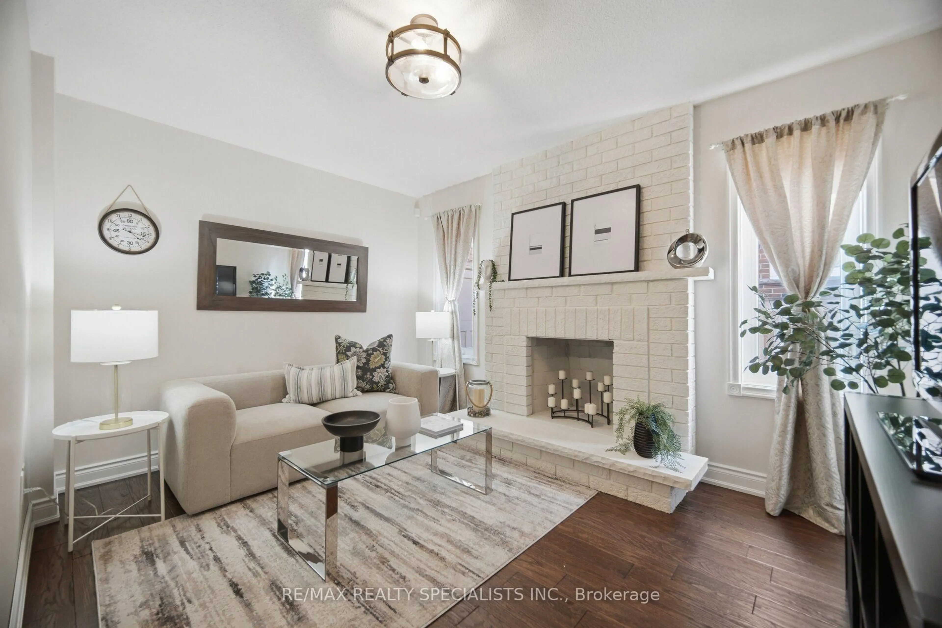 Living room with furniture, unknown for 1106 Highgate Pl, Mississauga Ontario L4W 3H4