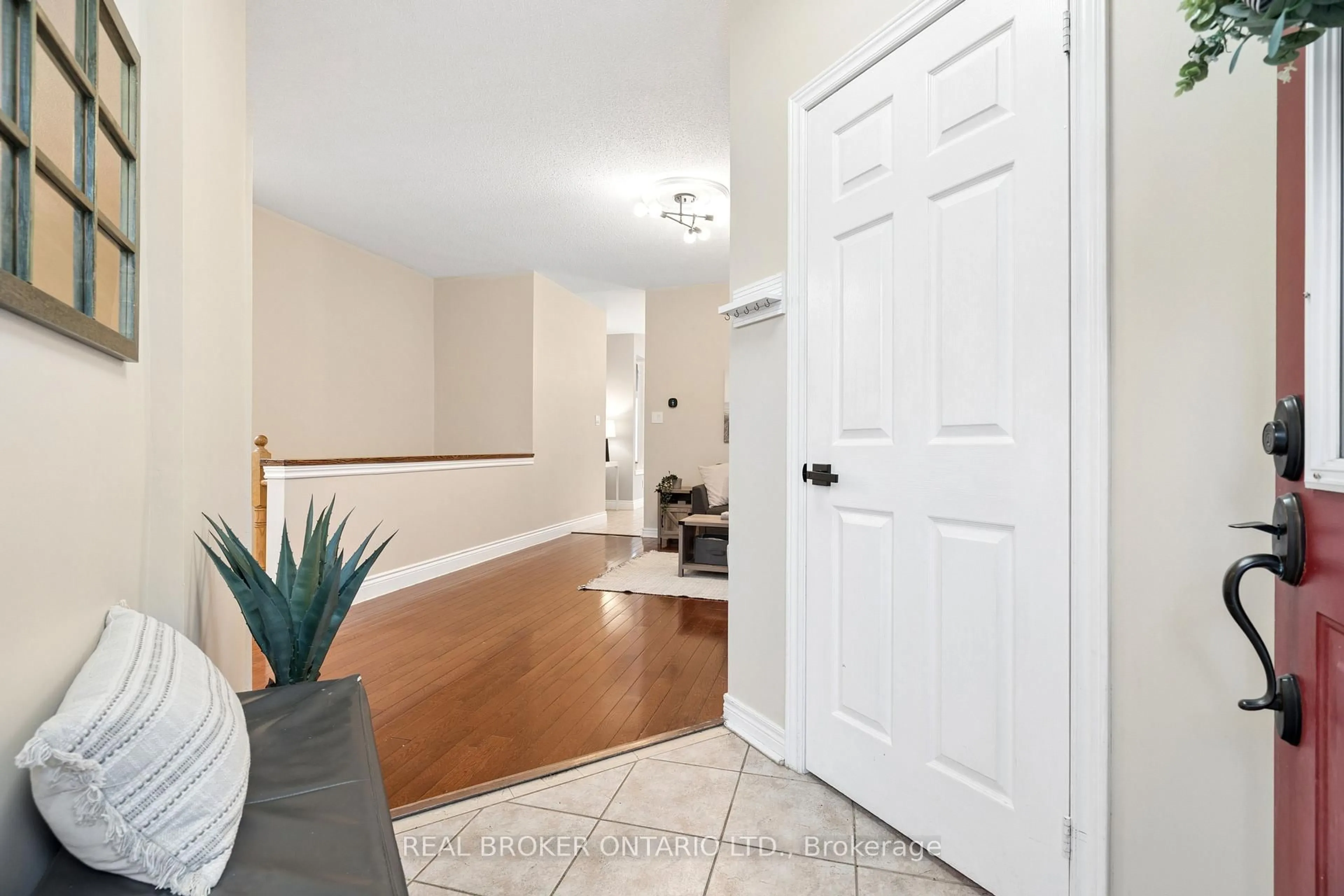 Indoor entryway for 27 Spruce Blvd, Halton Hills Ontario L7J 2Y3