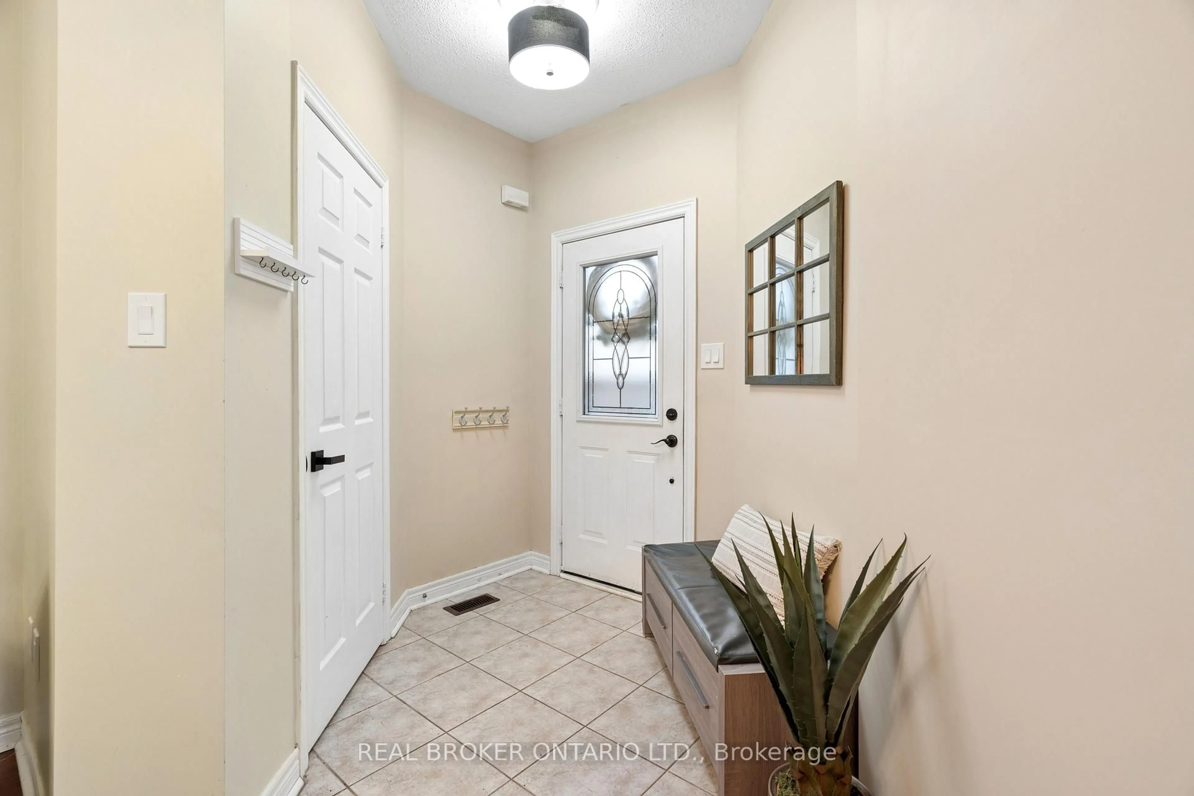 Indoor entryway for 27 Spruce Blvd, Halton Hills Ontario L7J 2Y3