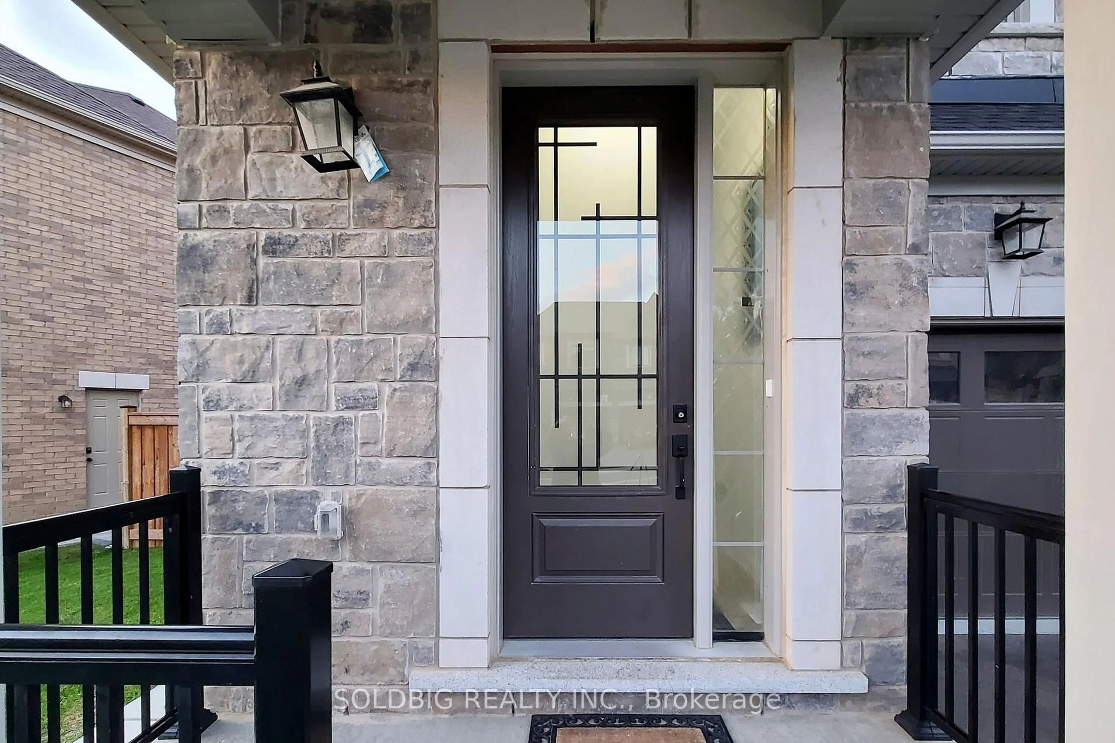 Indoor entryway for 1265 CHEE CHEE Landing, Milton Ontario L9E 1L2