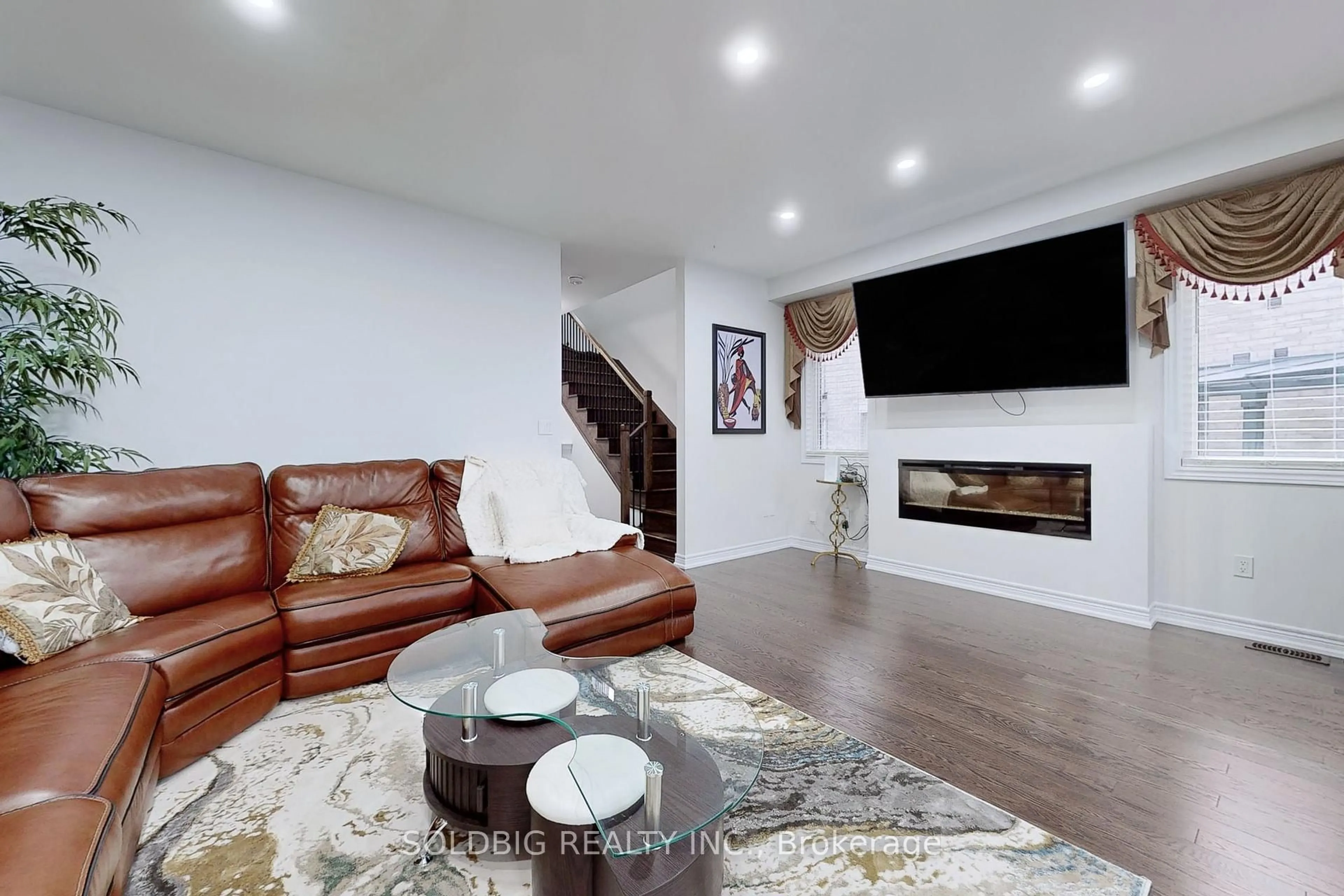 Living room with furniture, unknown for 1265 CHEE CHEE Landing, Milton Ontario L9E 1L2